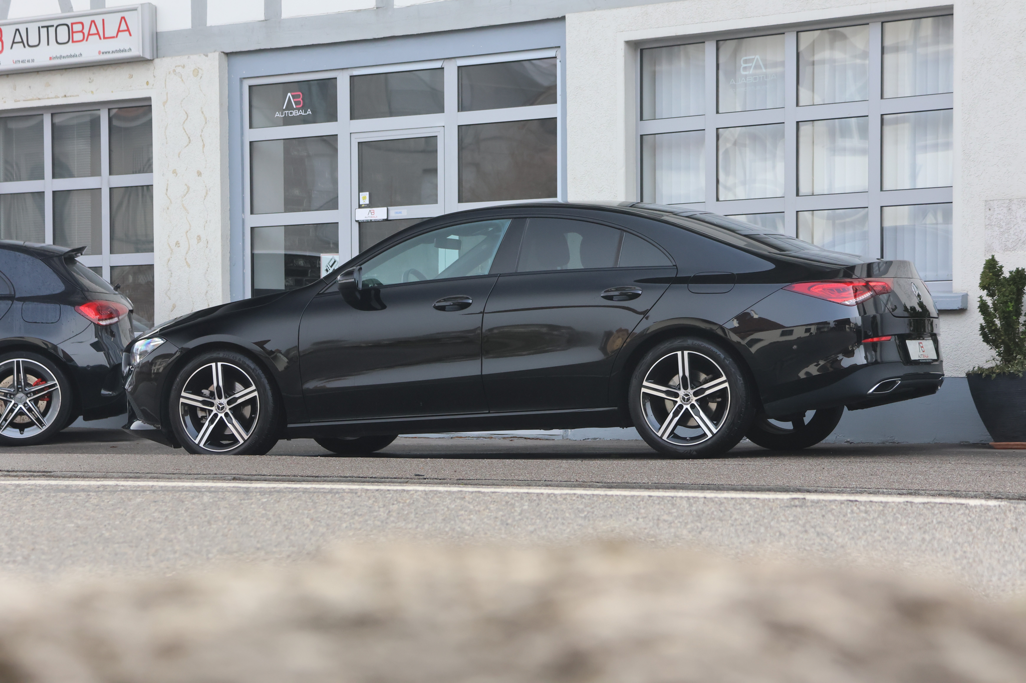 listing desktop thumbnail image 3