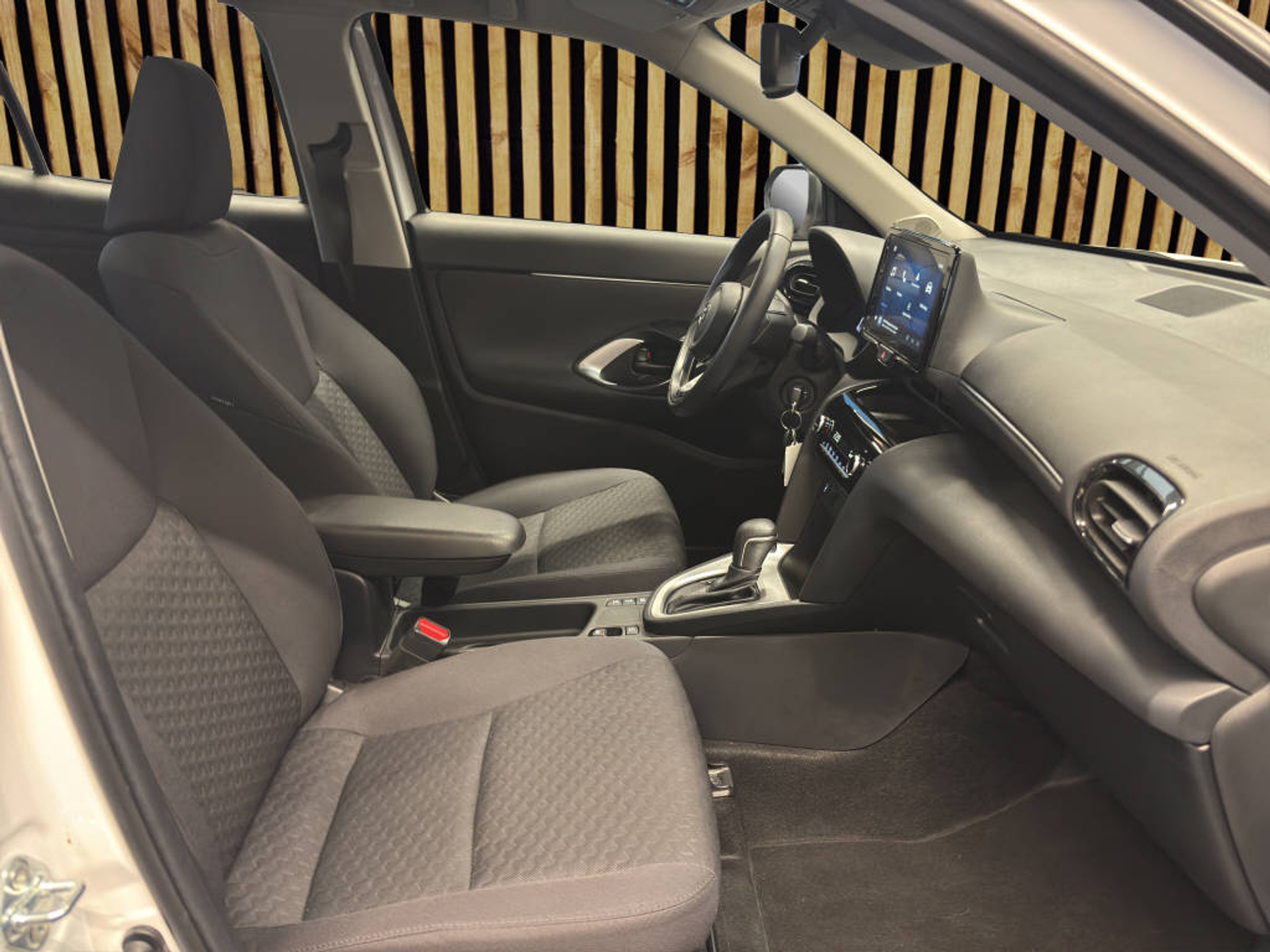 listing desktop thumbnail image 4