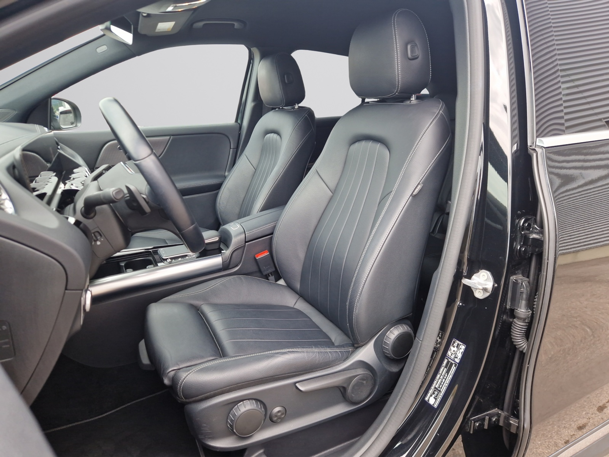 listing desktop thumbnail image 6