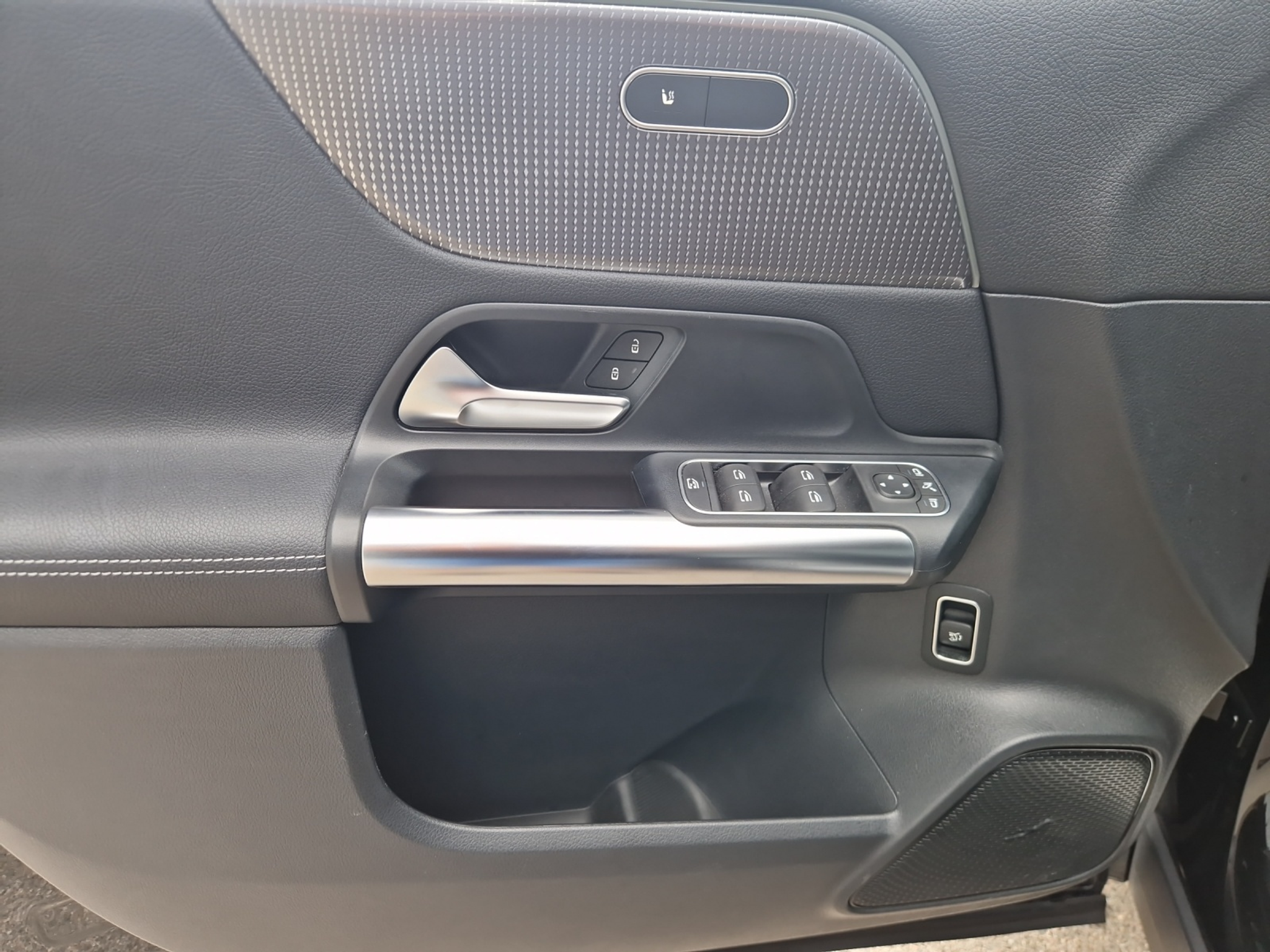 listing desktop thumbnail image 11