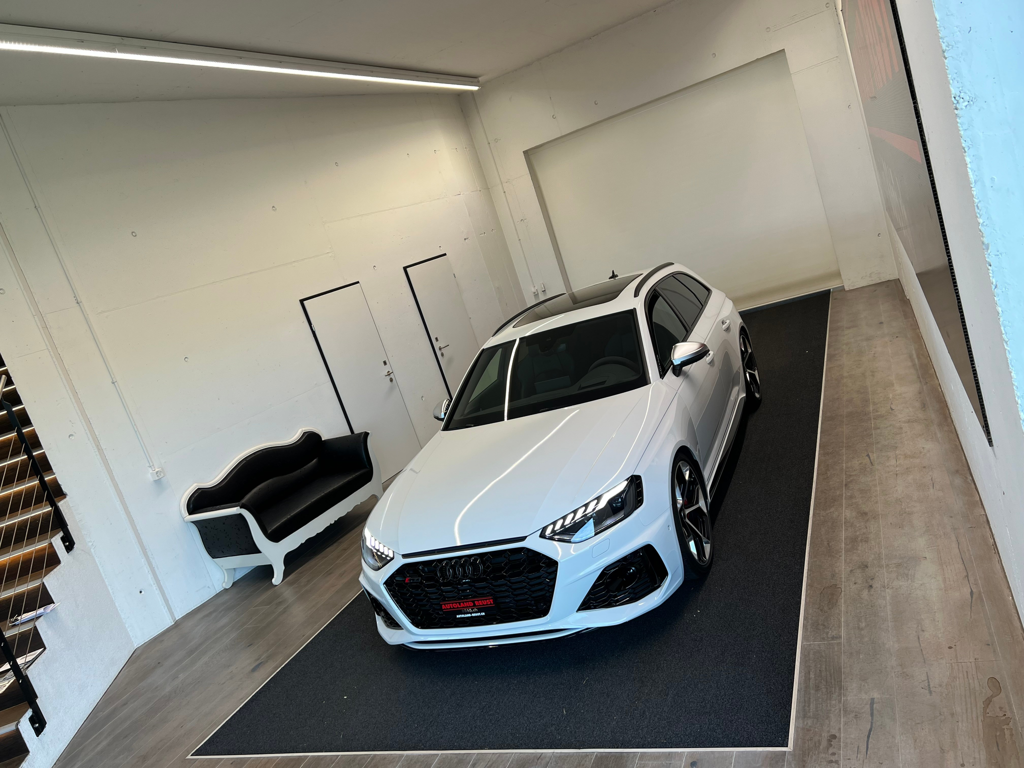 listing desktop thumbnail image 3