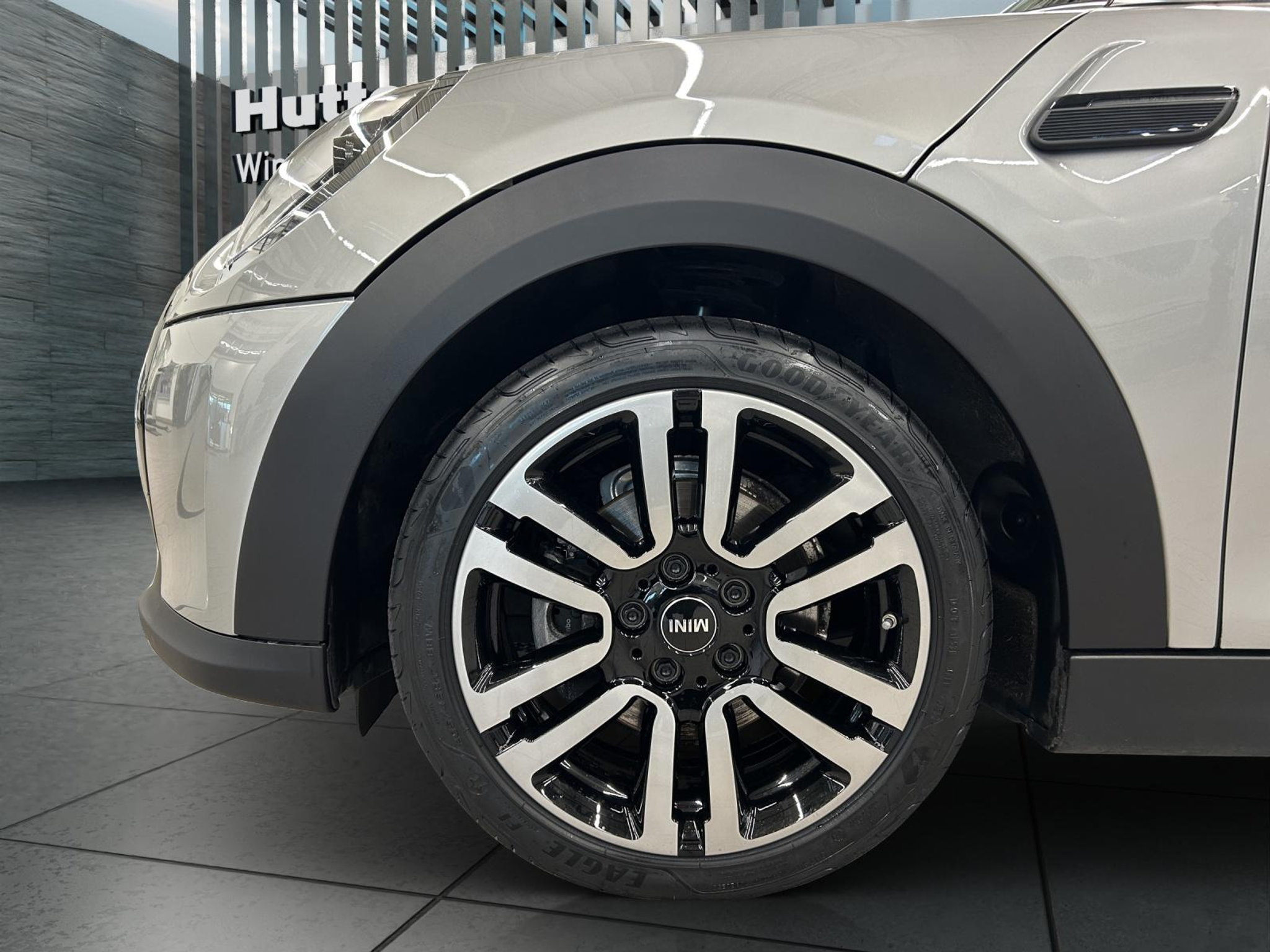 listing desktop thumbnail image 11