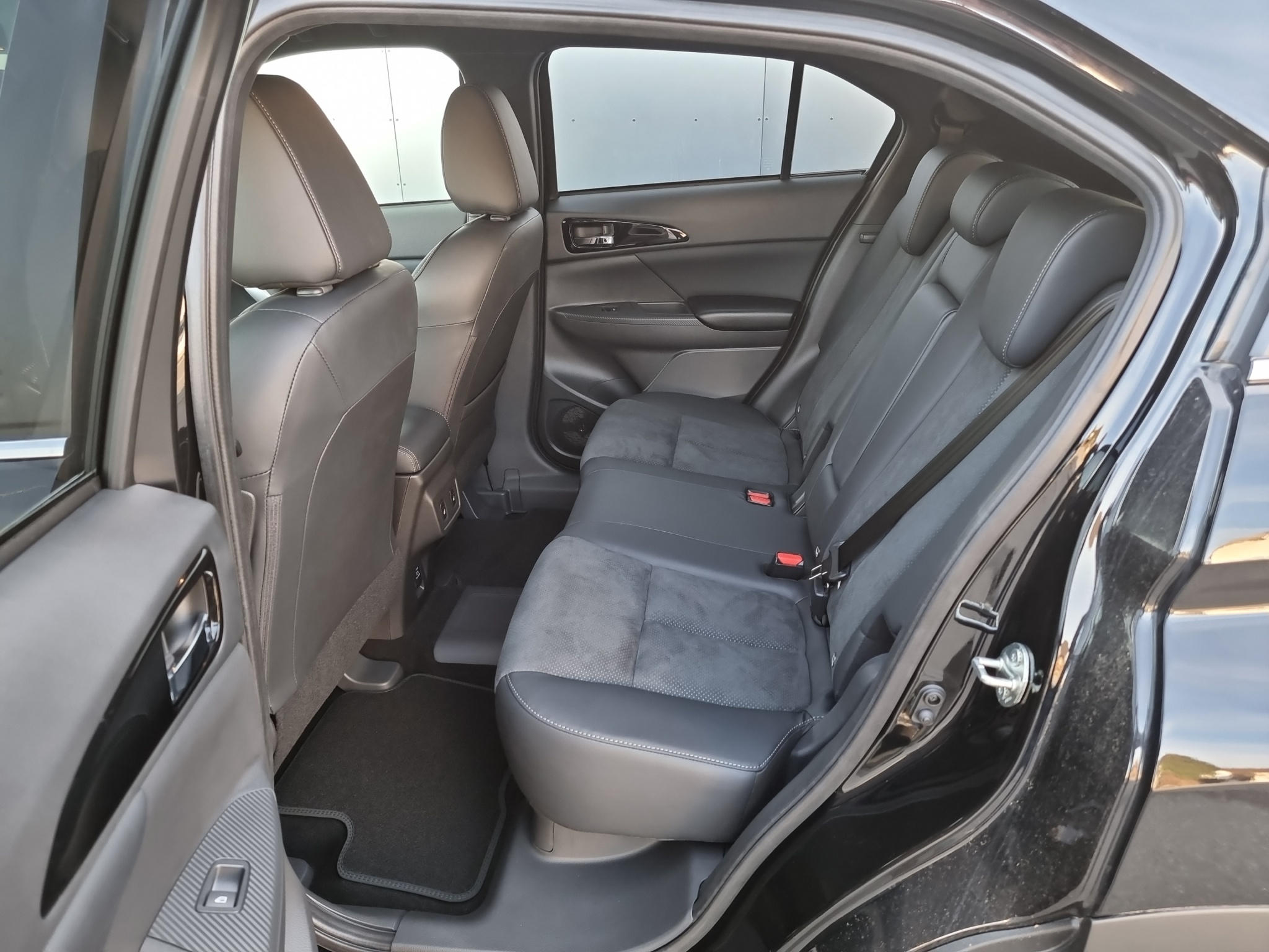 listing desktop thumbnail image 11