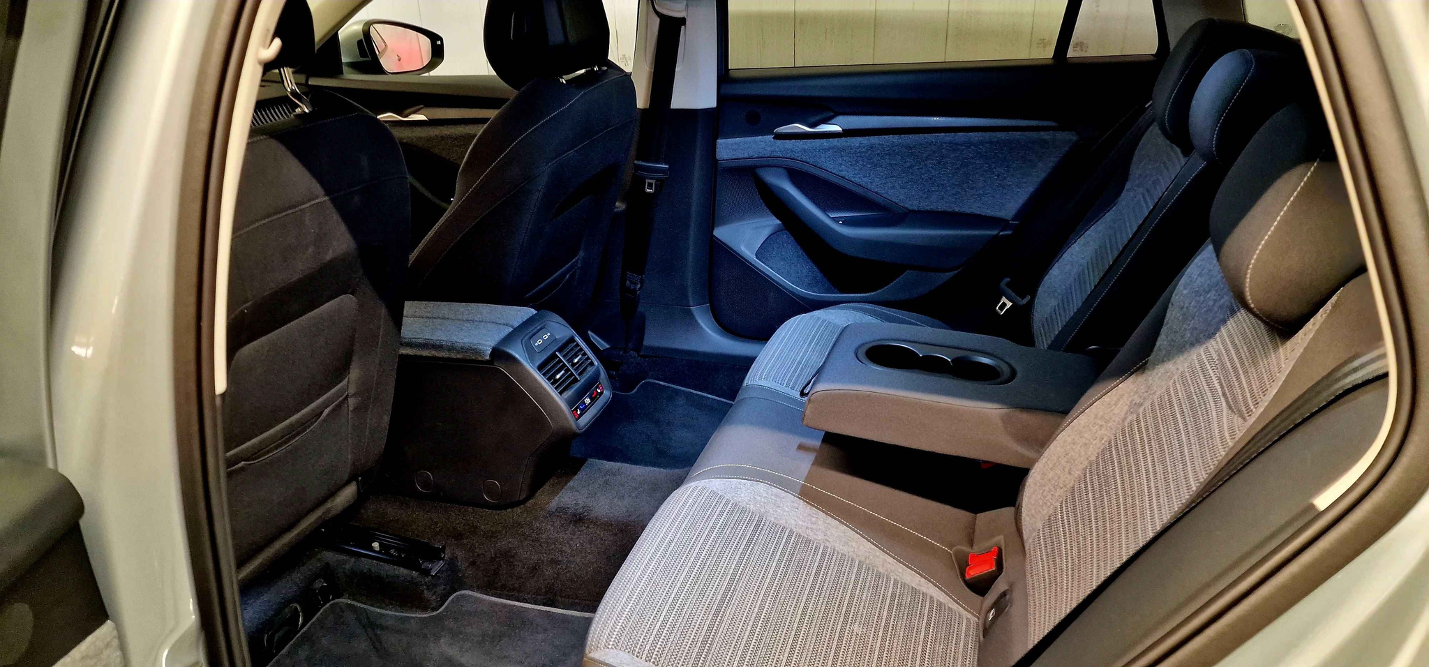 listing desktop thumbnail image 17