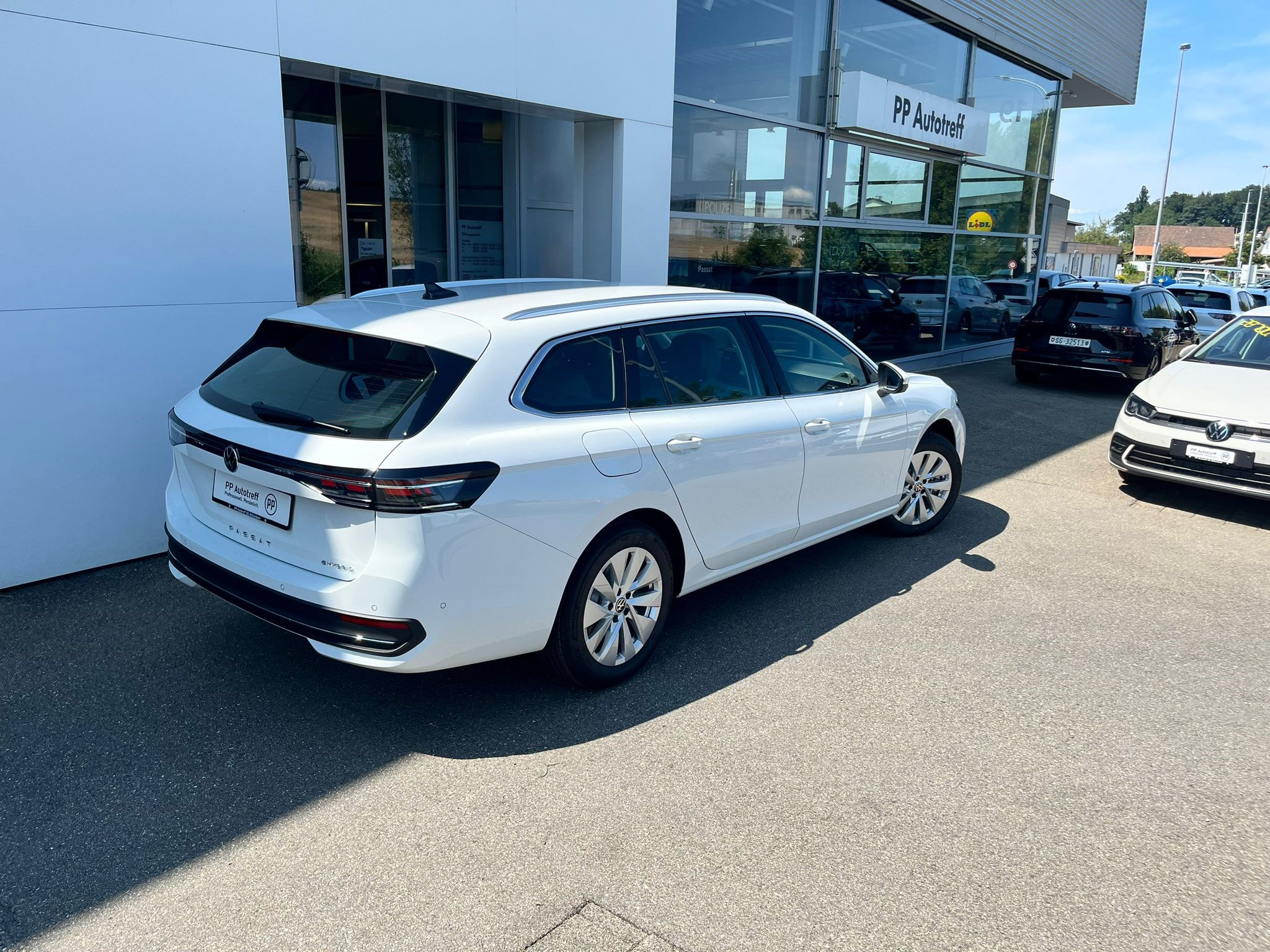 listing desktop thumbnail image 3