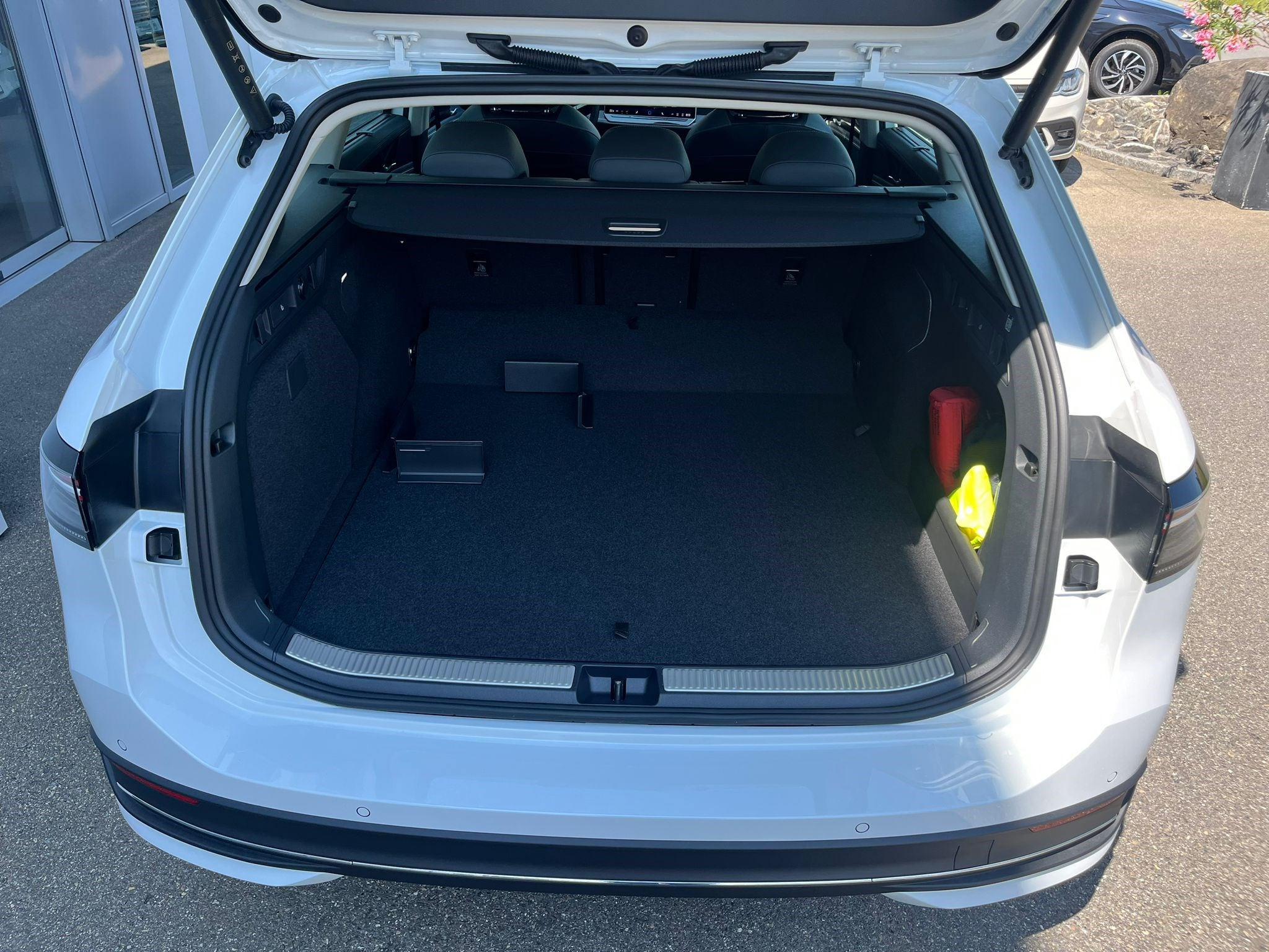 listing desktop thumbnail image 4