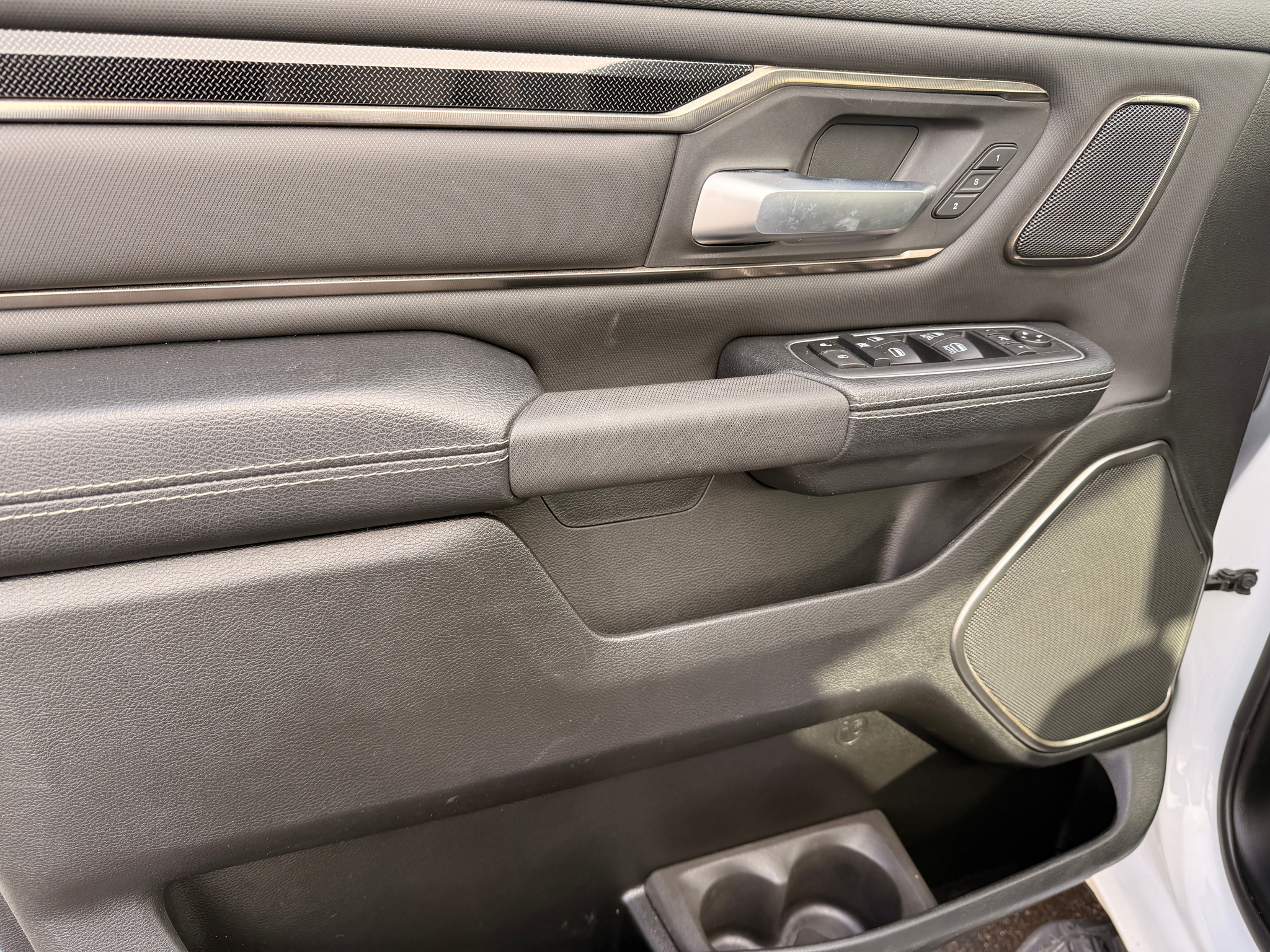 listing desktop thumbnail image 7