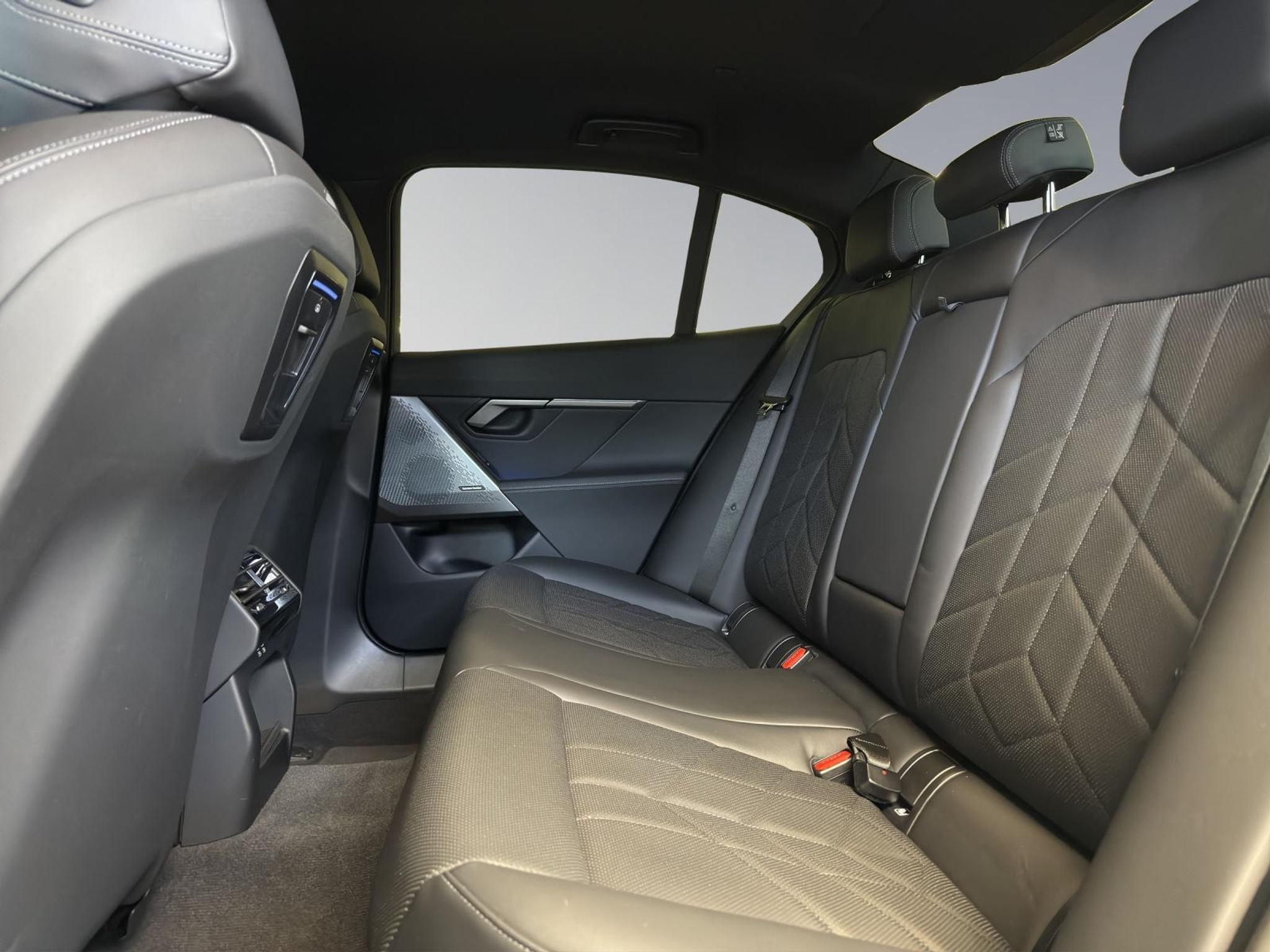 listing desktop thumbnail image 15