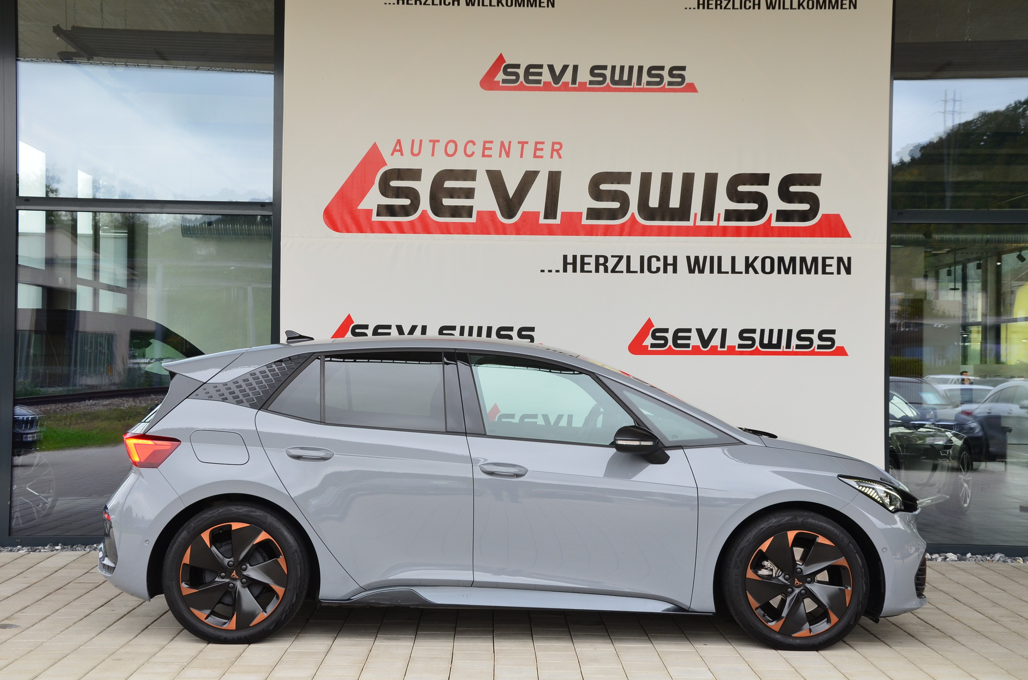 listing desktop thumbnail image 3