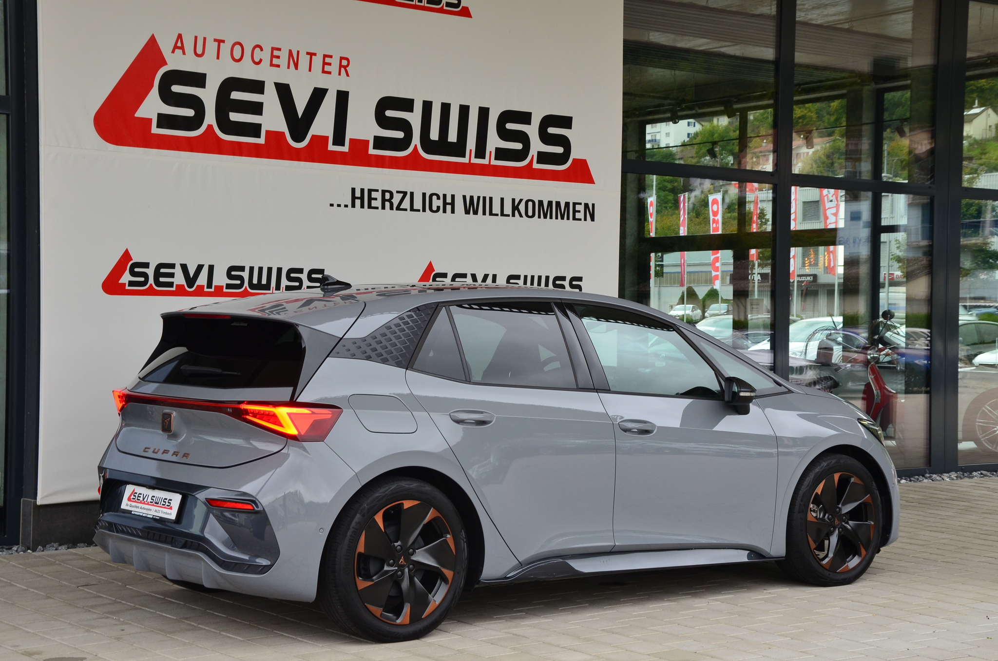 listing desktop thumbnail image 4