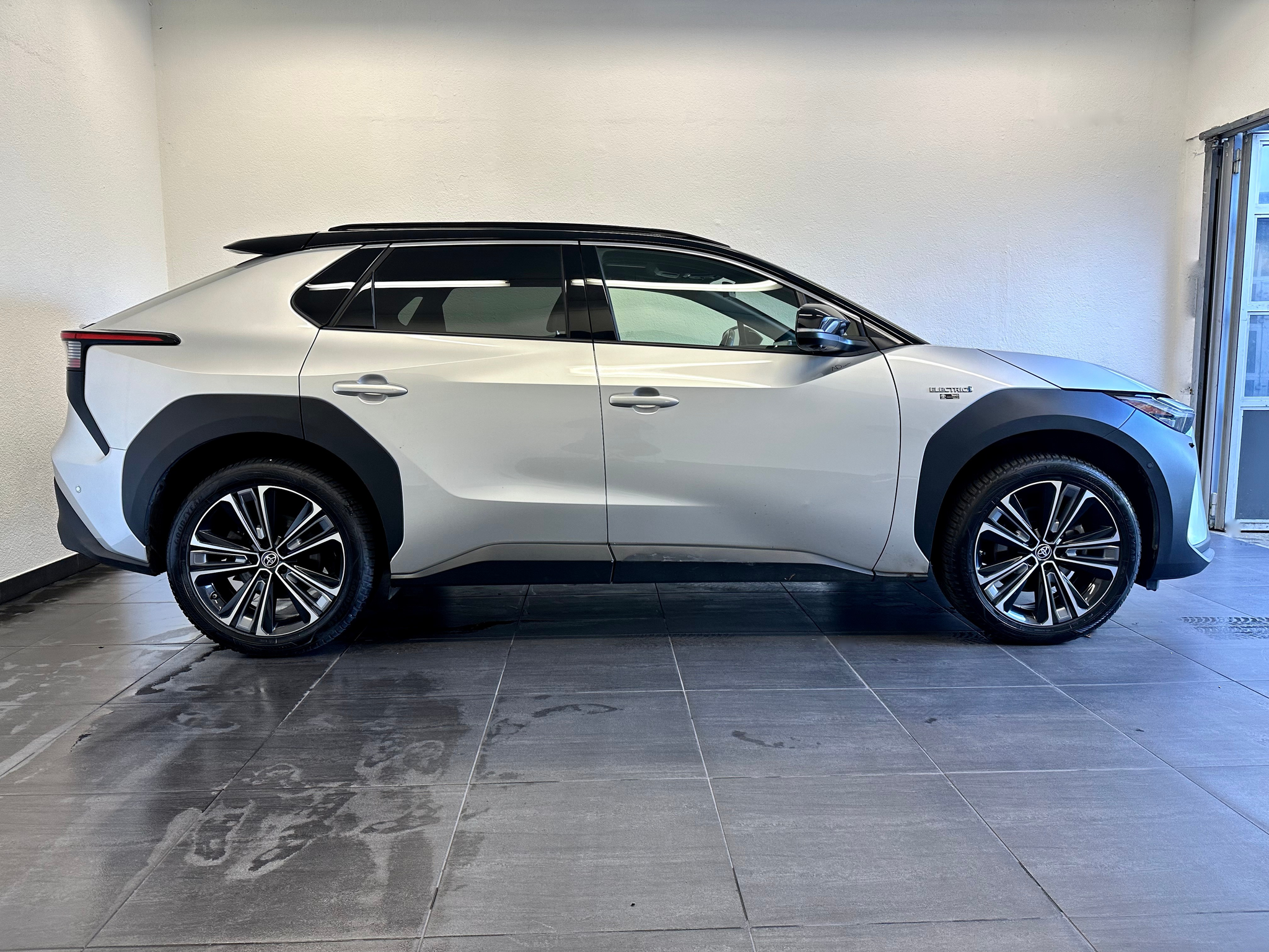 listing desktop thumbnail image 4