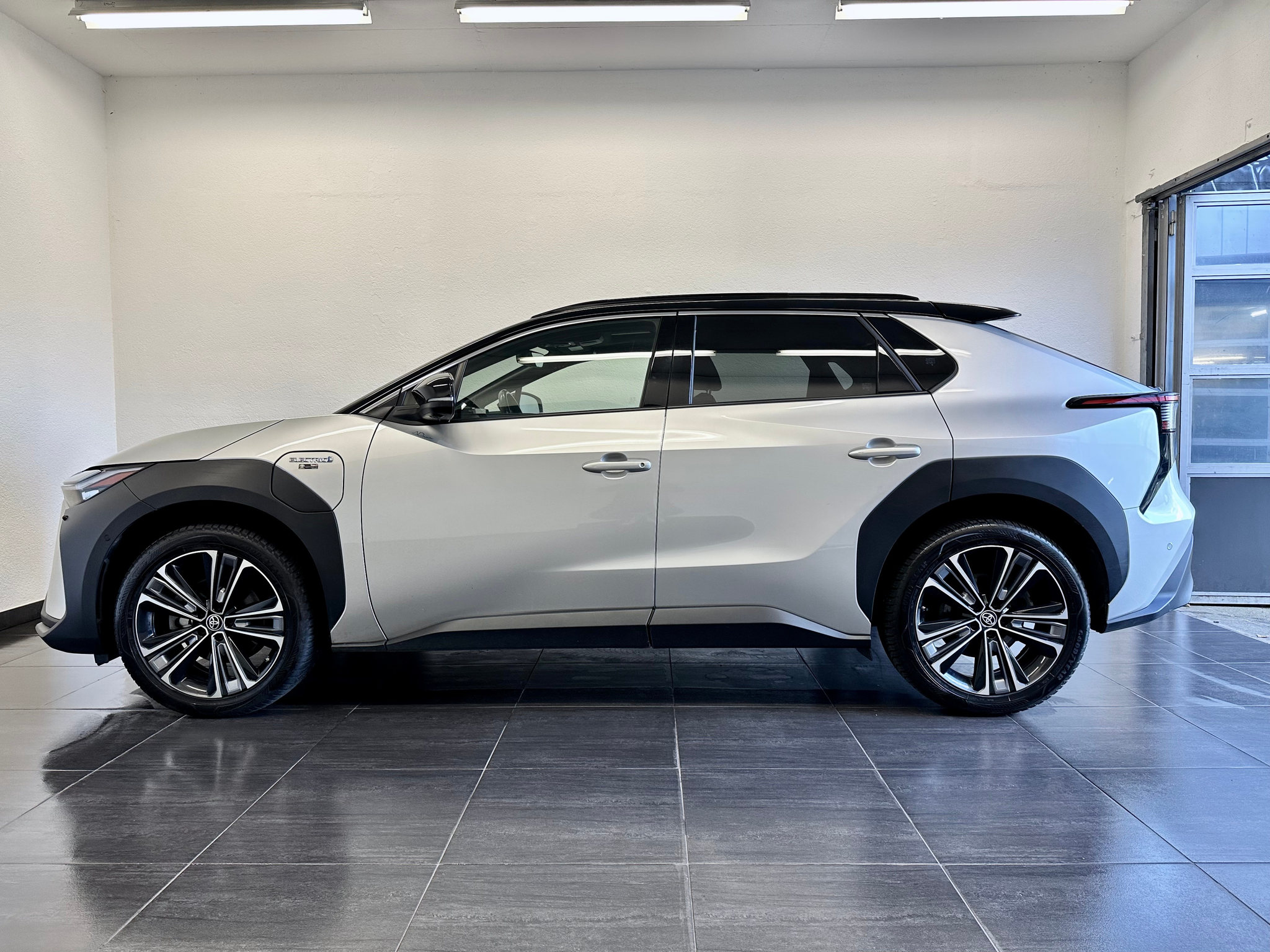 listing desktop thumbnail image 5