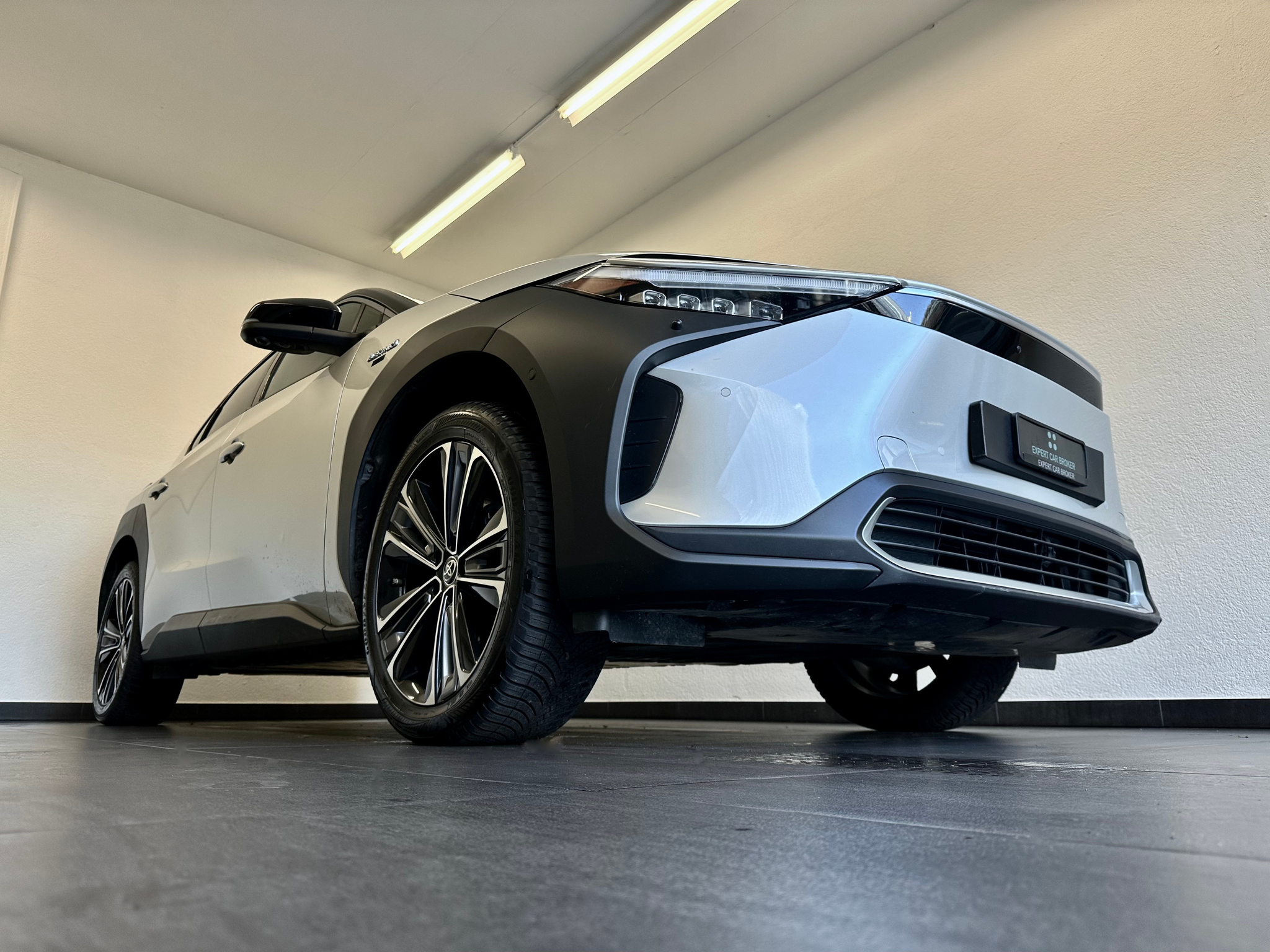 listing desktop thumbnail image 2