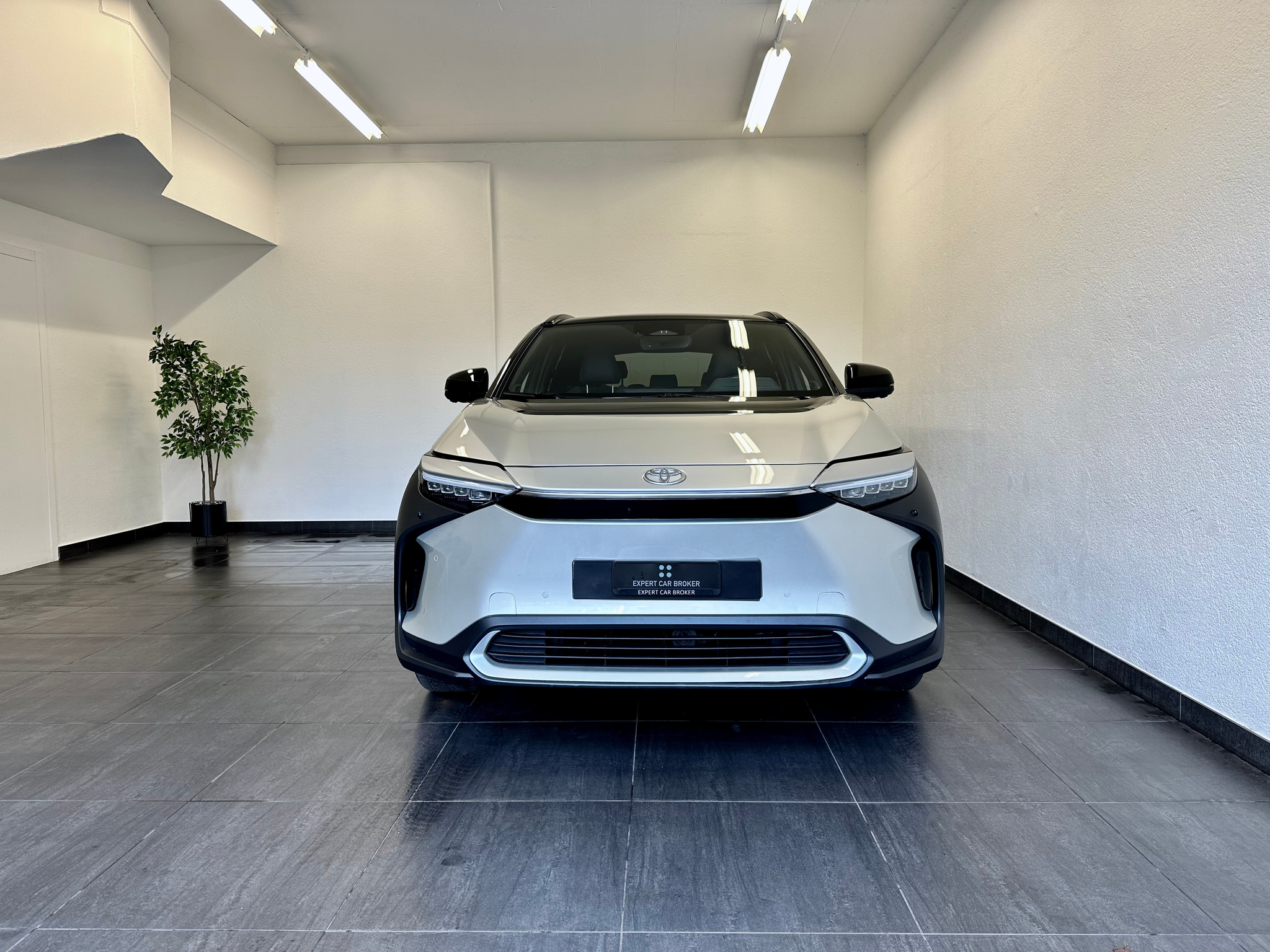 listing desktop thumbnail image 3