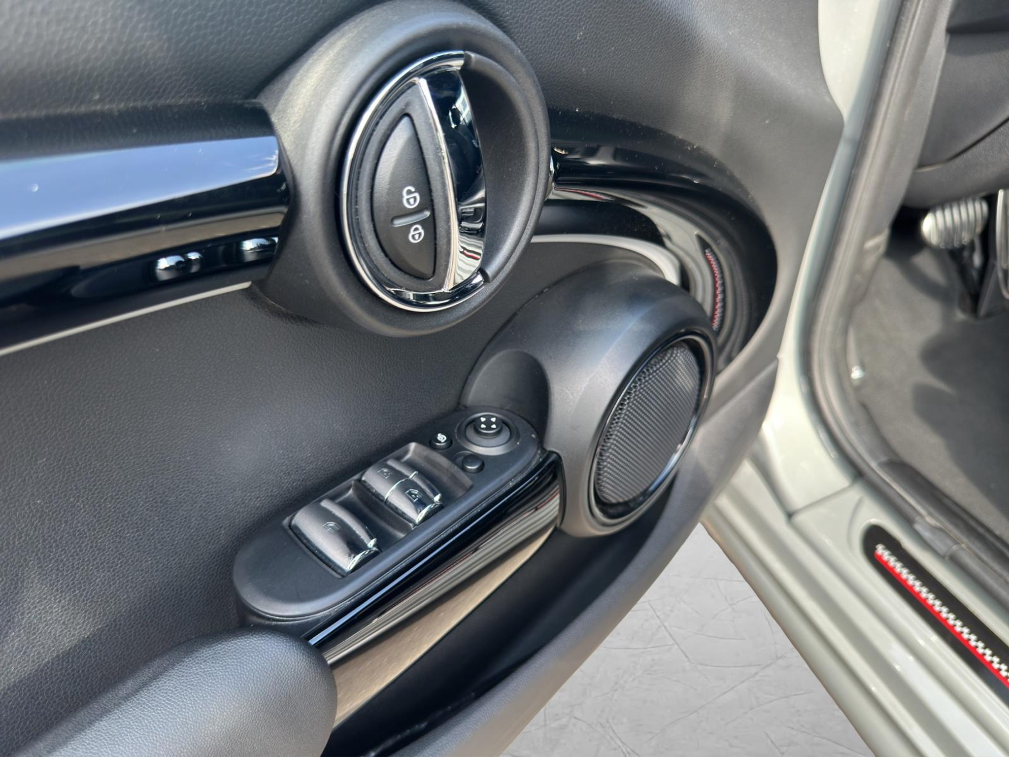 listing desktop thumbnail image 16