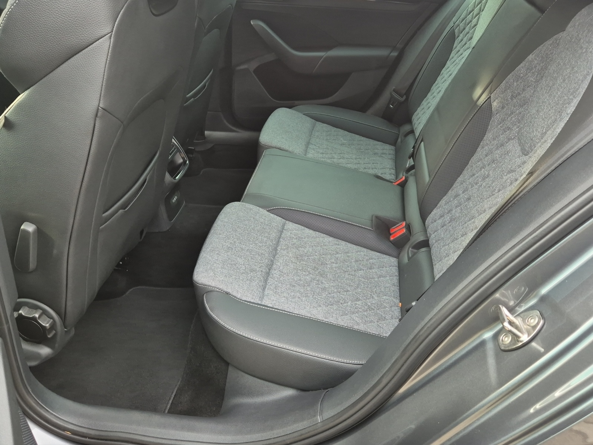 listing desktop thumbnail image 12