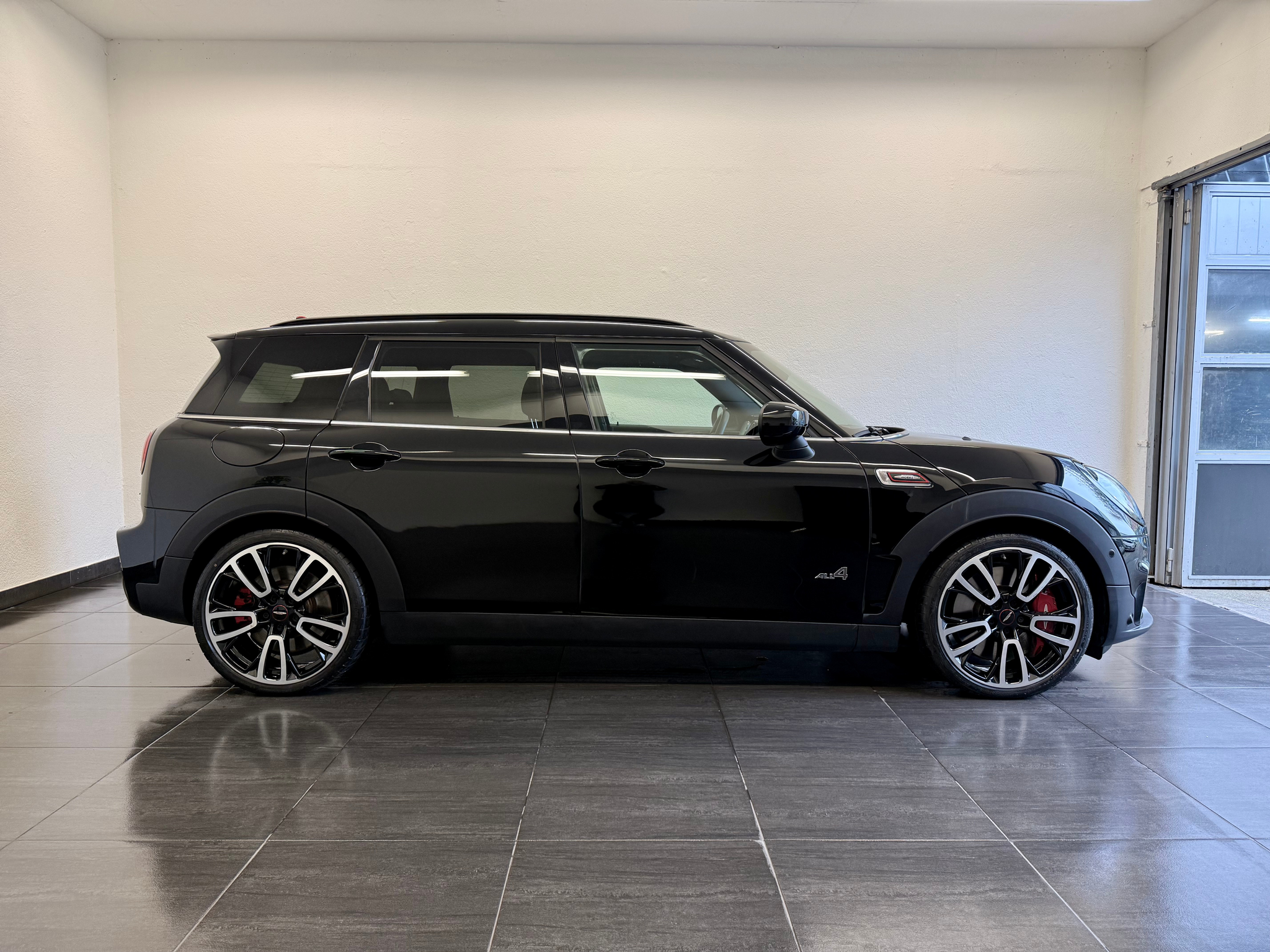 listing desktop thumbnail image 5