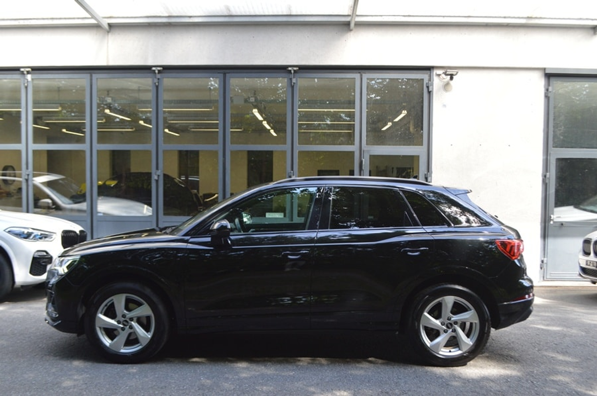 listing desktop thumbnail image 3