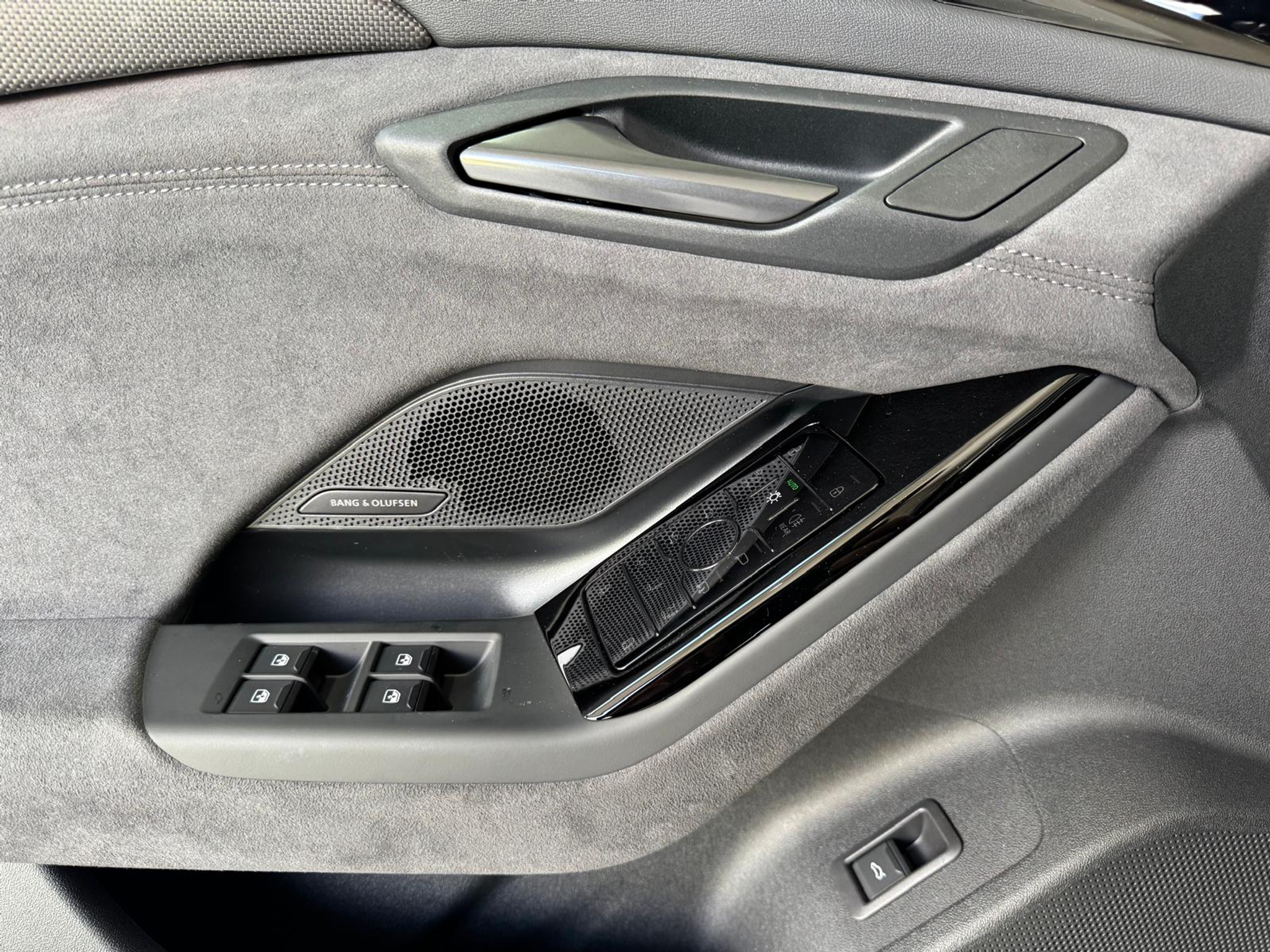 listing desktop thumbnail image 6