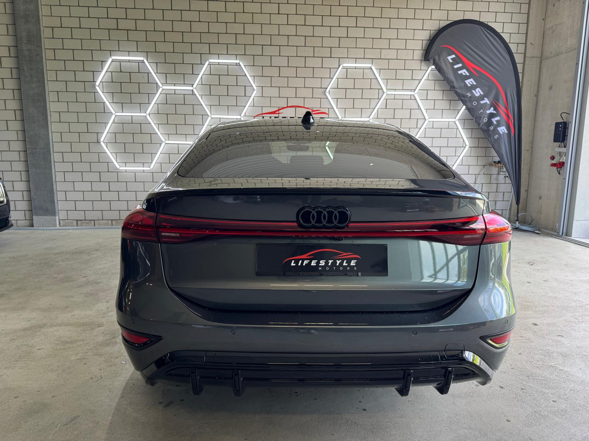 listing desktop thumbnail image 3