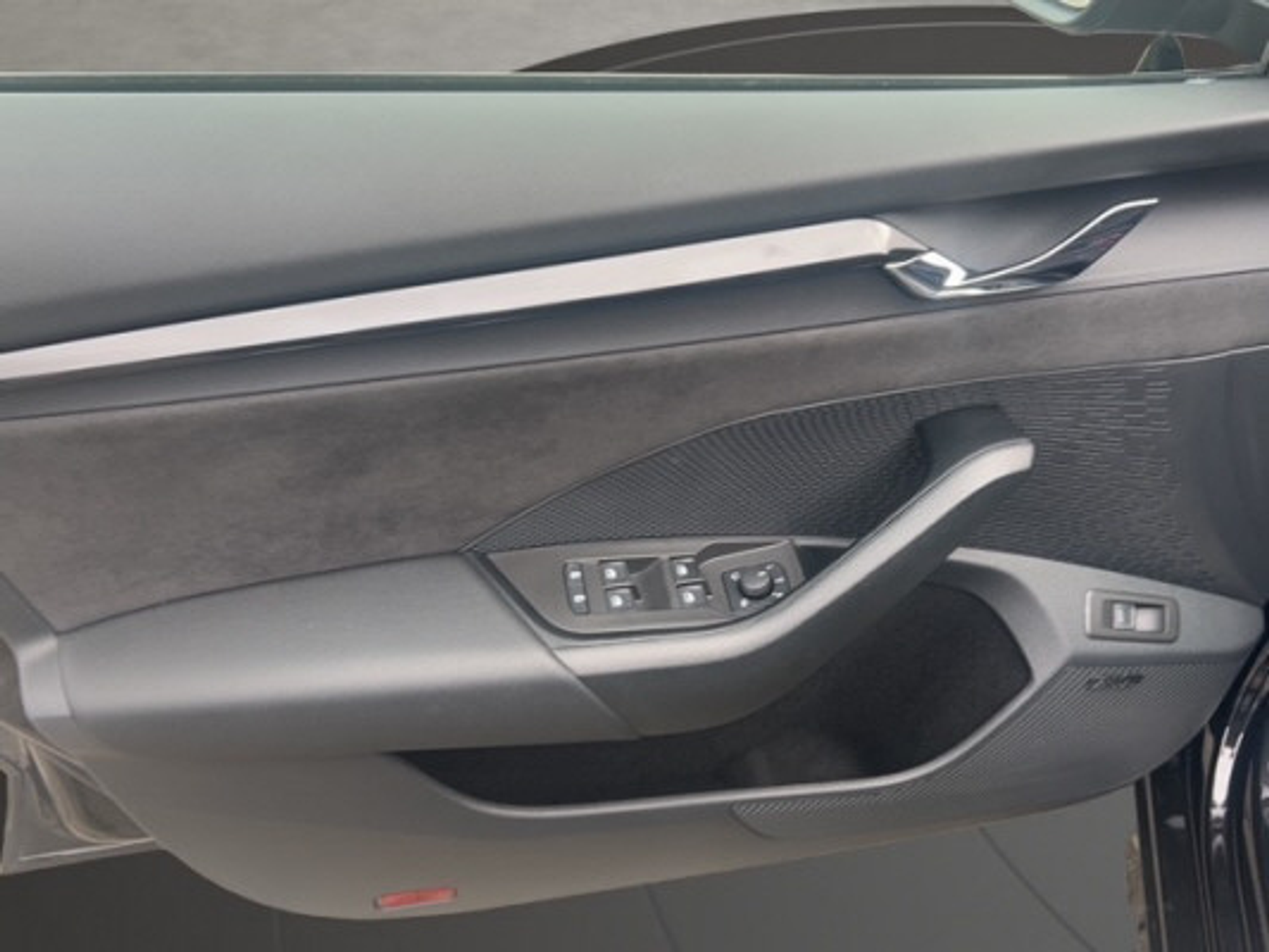 listing desktop thumbnail image 4