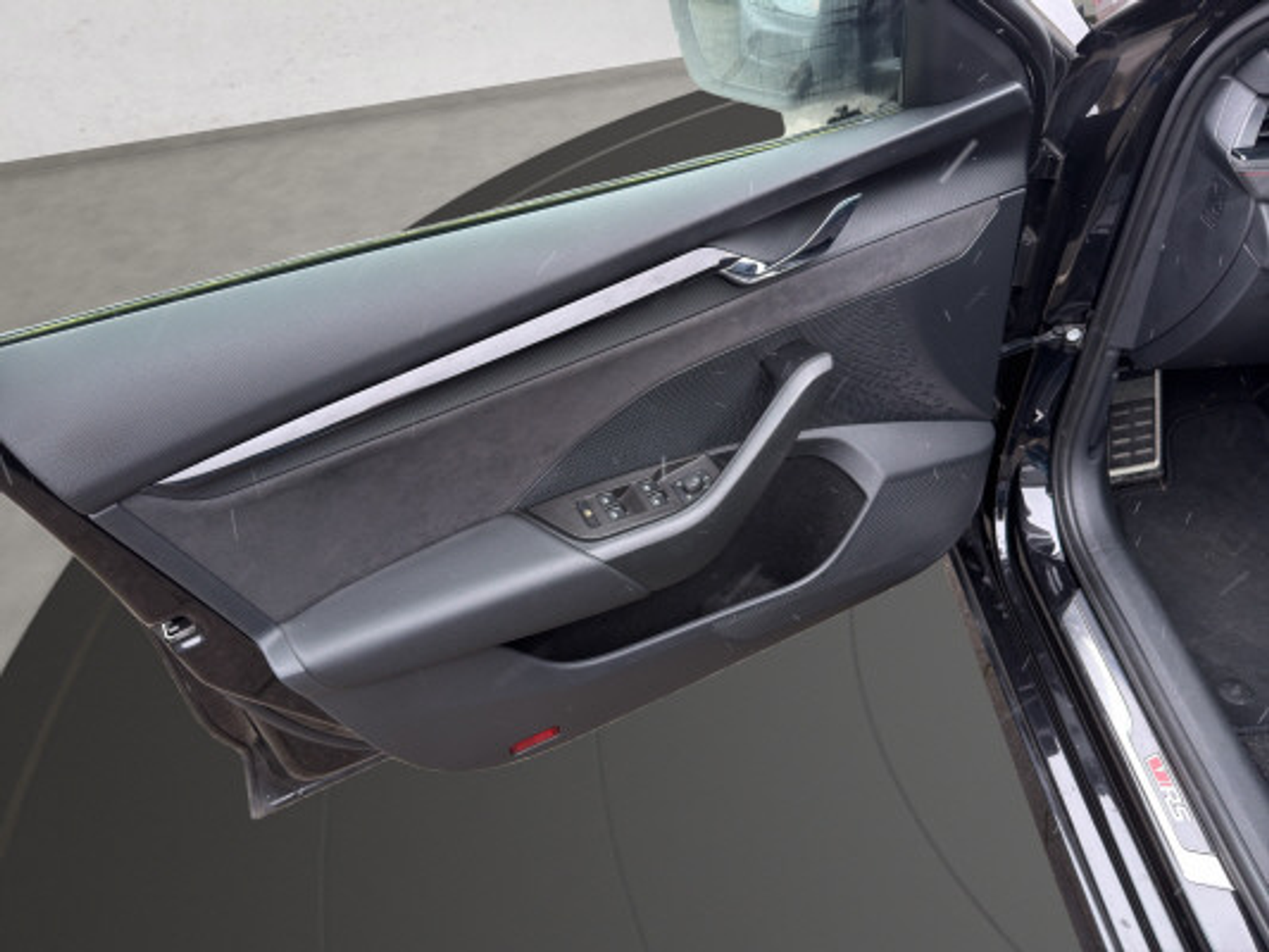 listing desktop thumbnail image 9