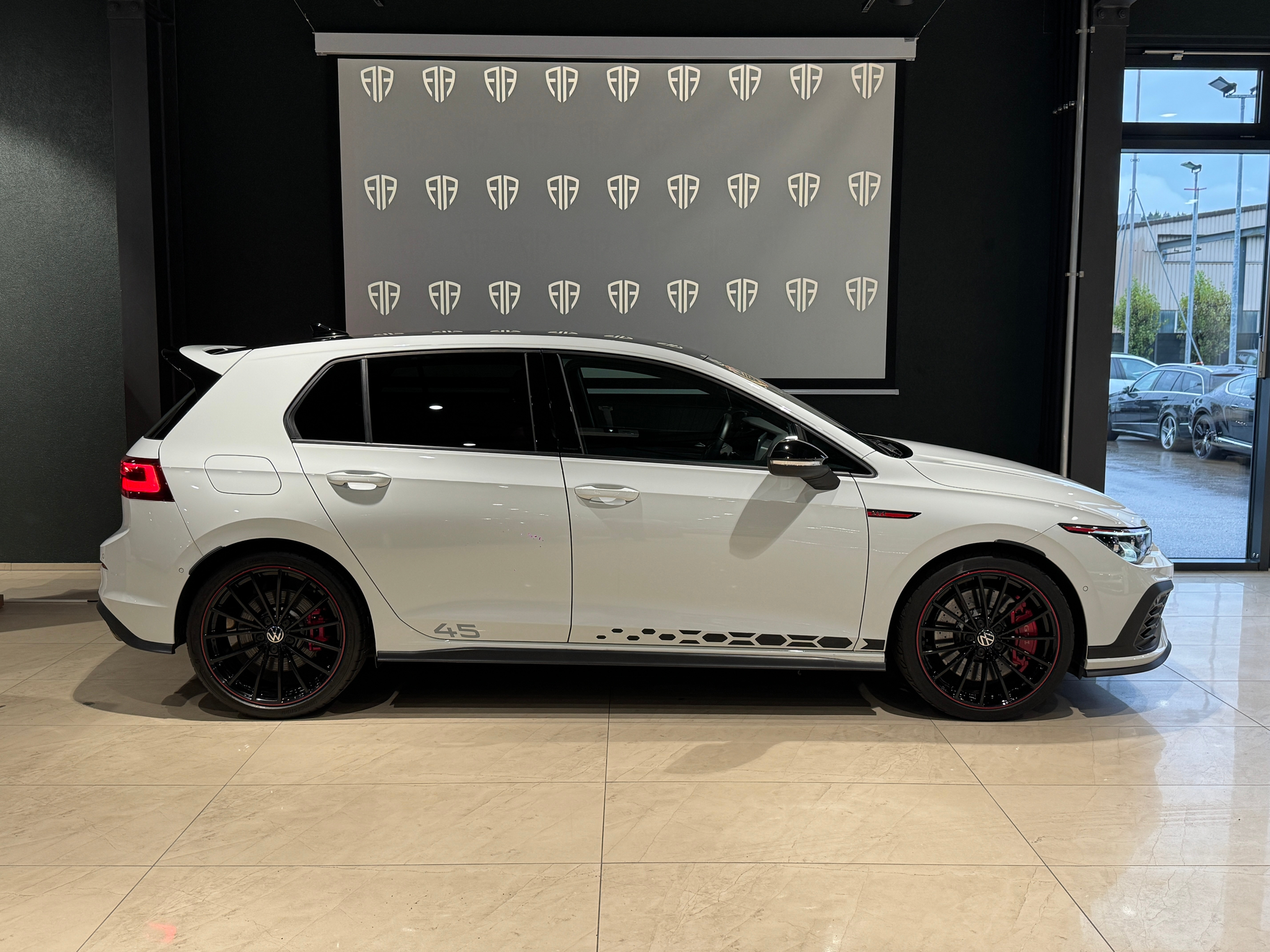 listing desktop thumbnail image 3