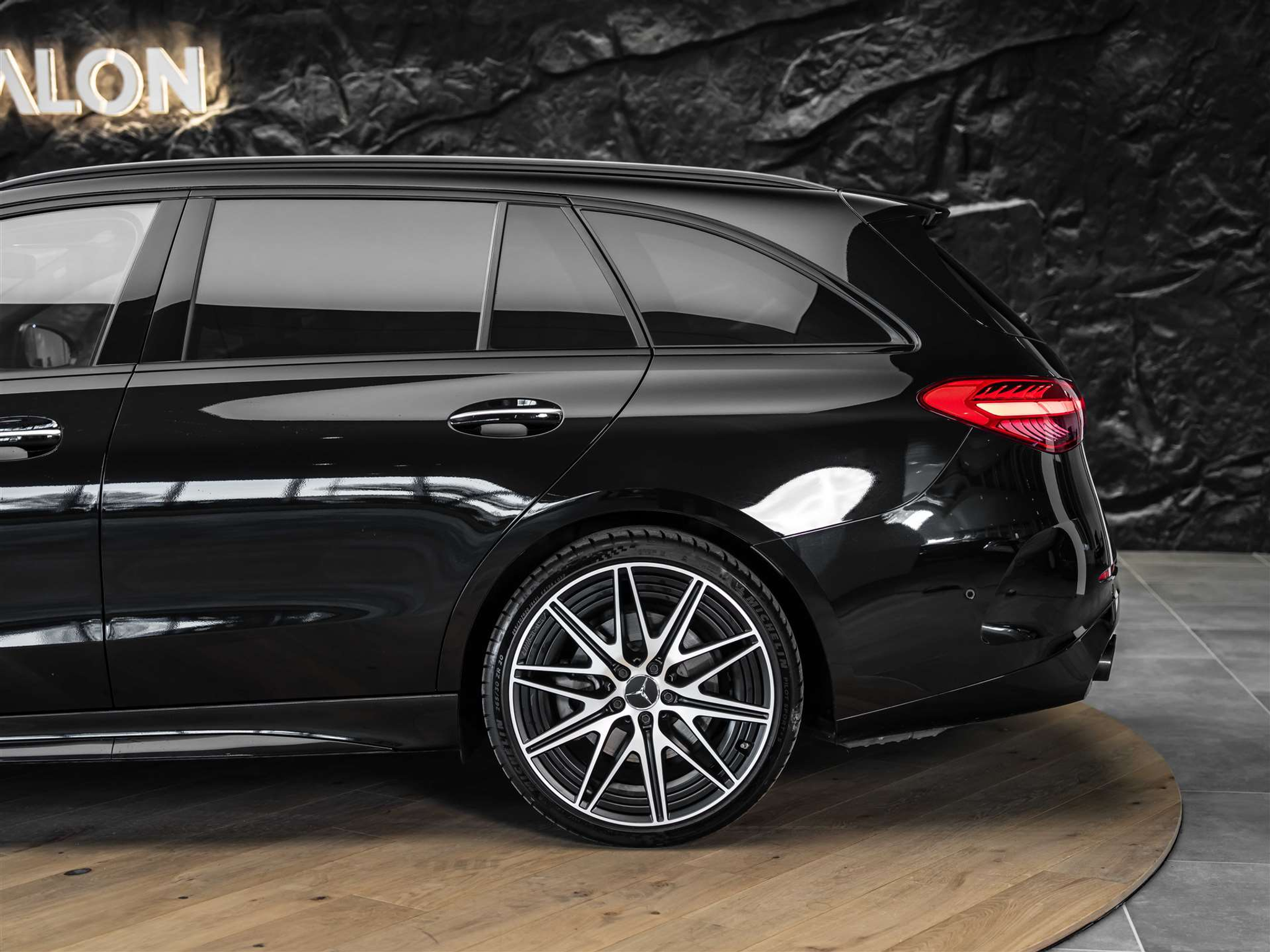 listing desktop thumbnail image 17