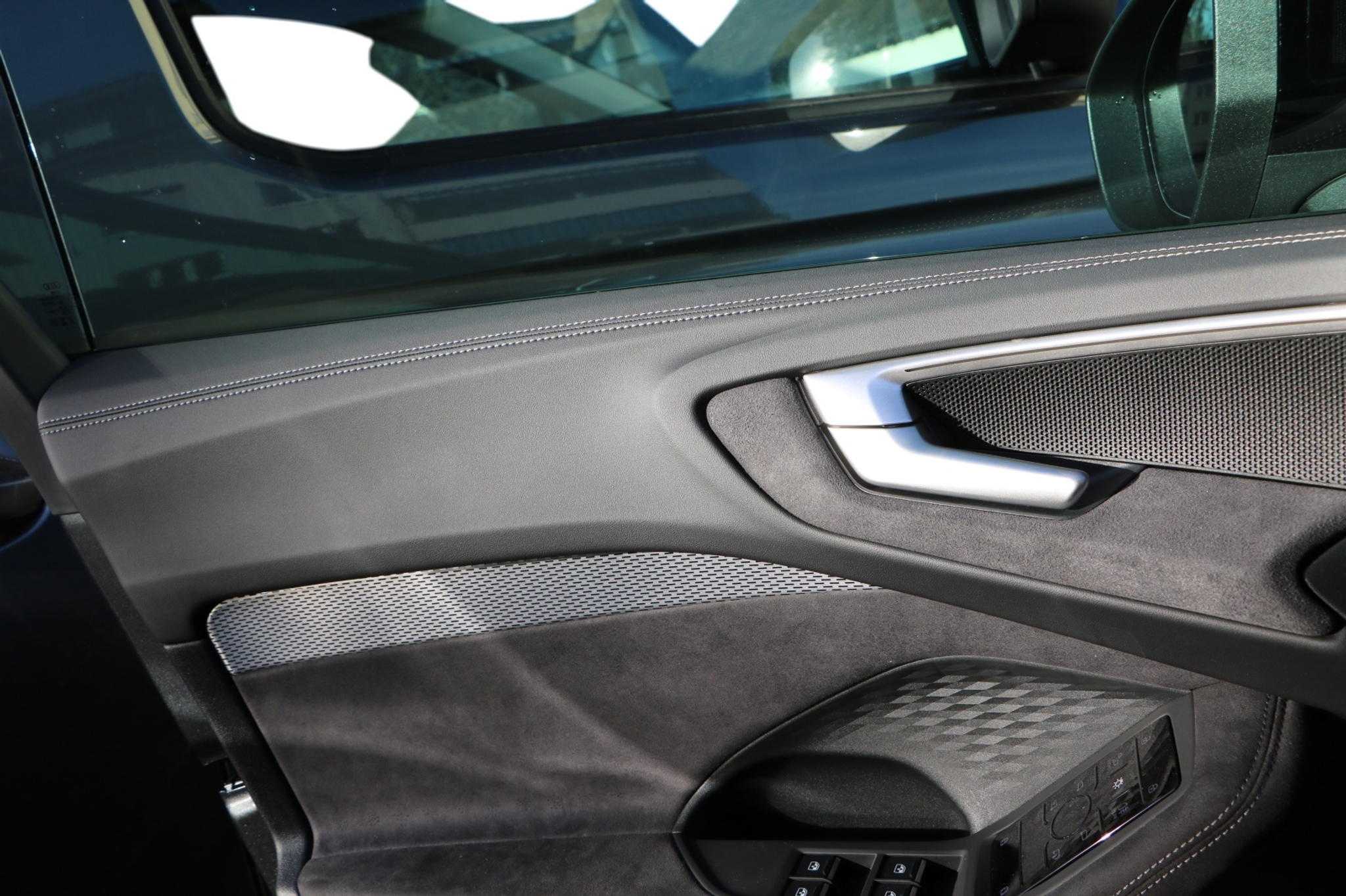 listing desktop thumbnail image 18