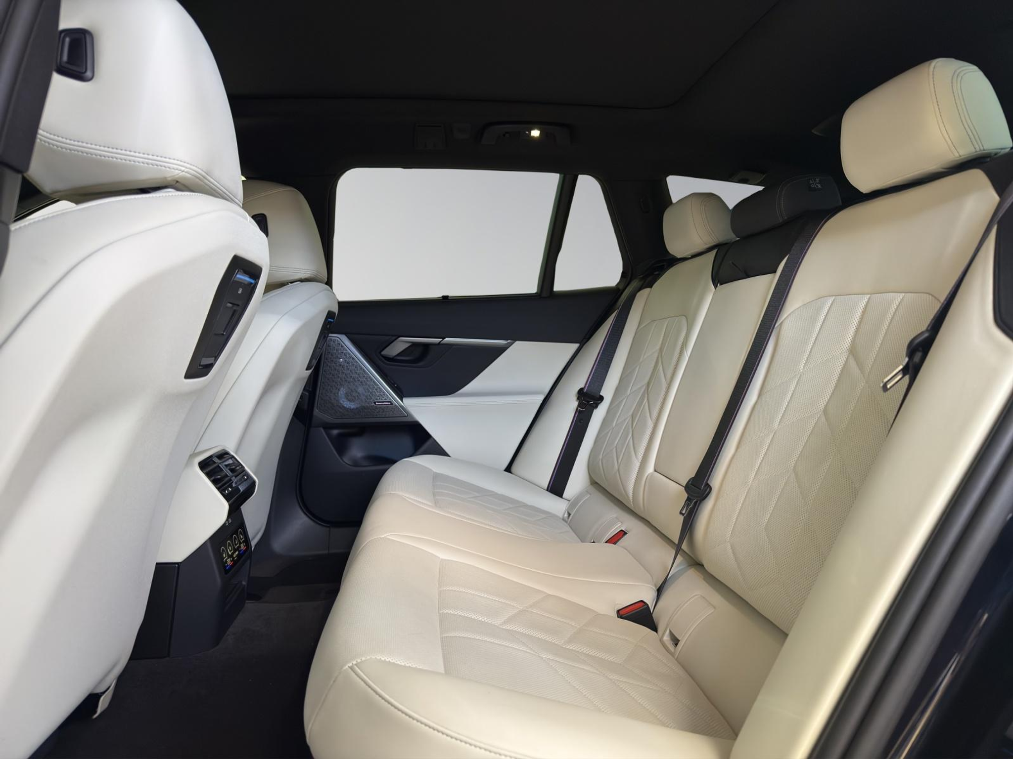 listing desktop thumbnail image 16