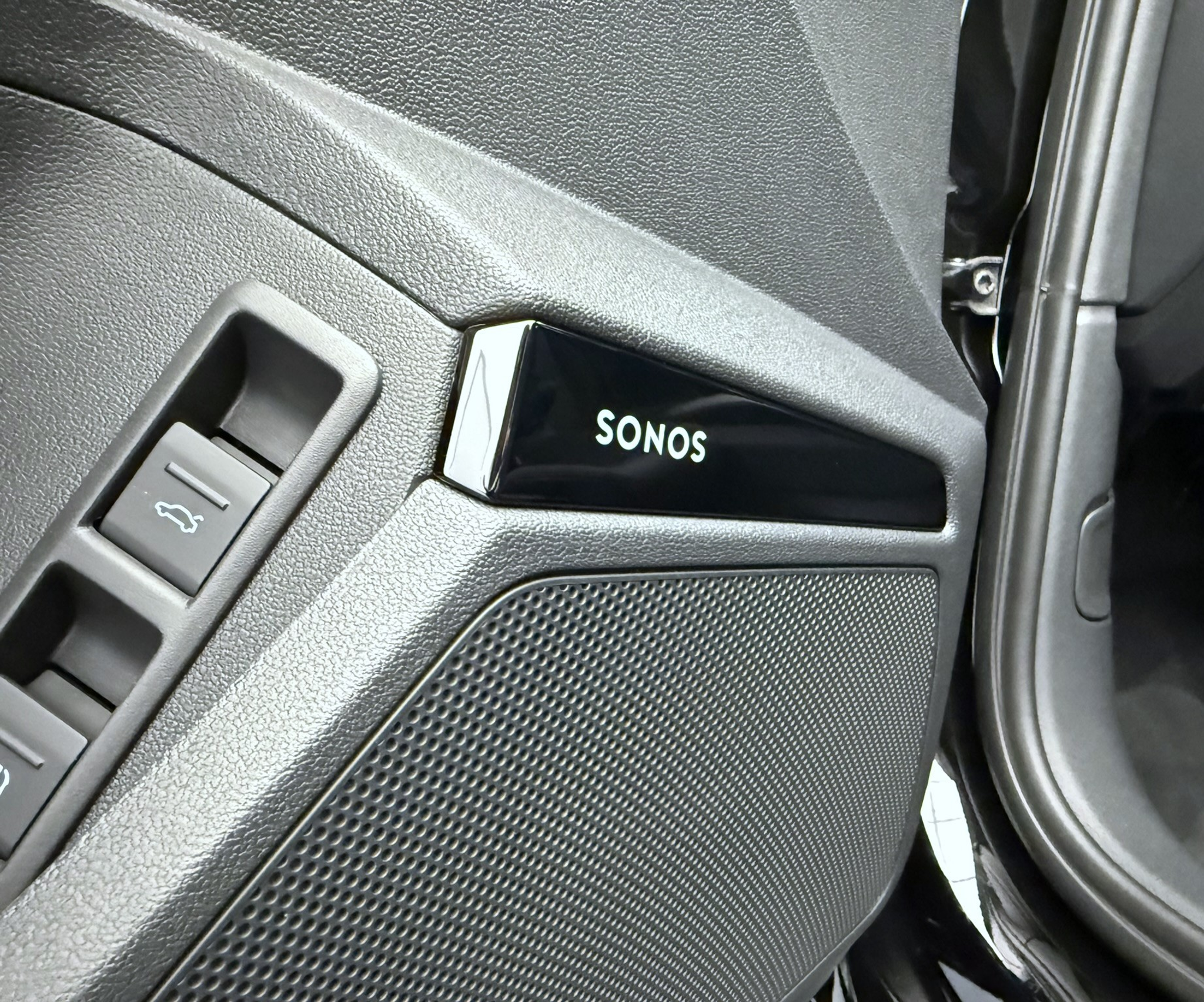 listing desktop thumbnail image 4