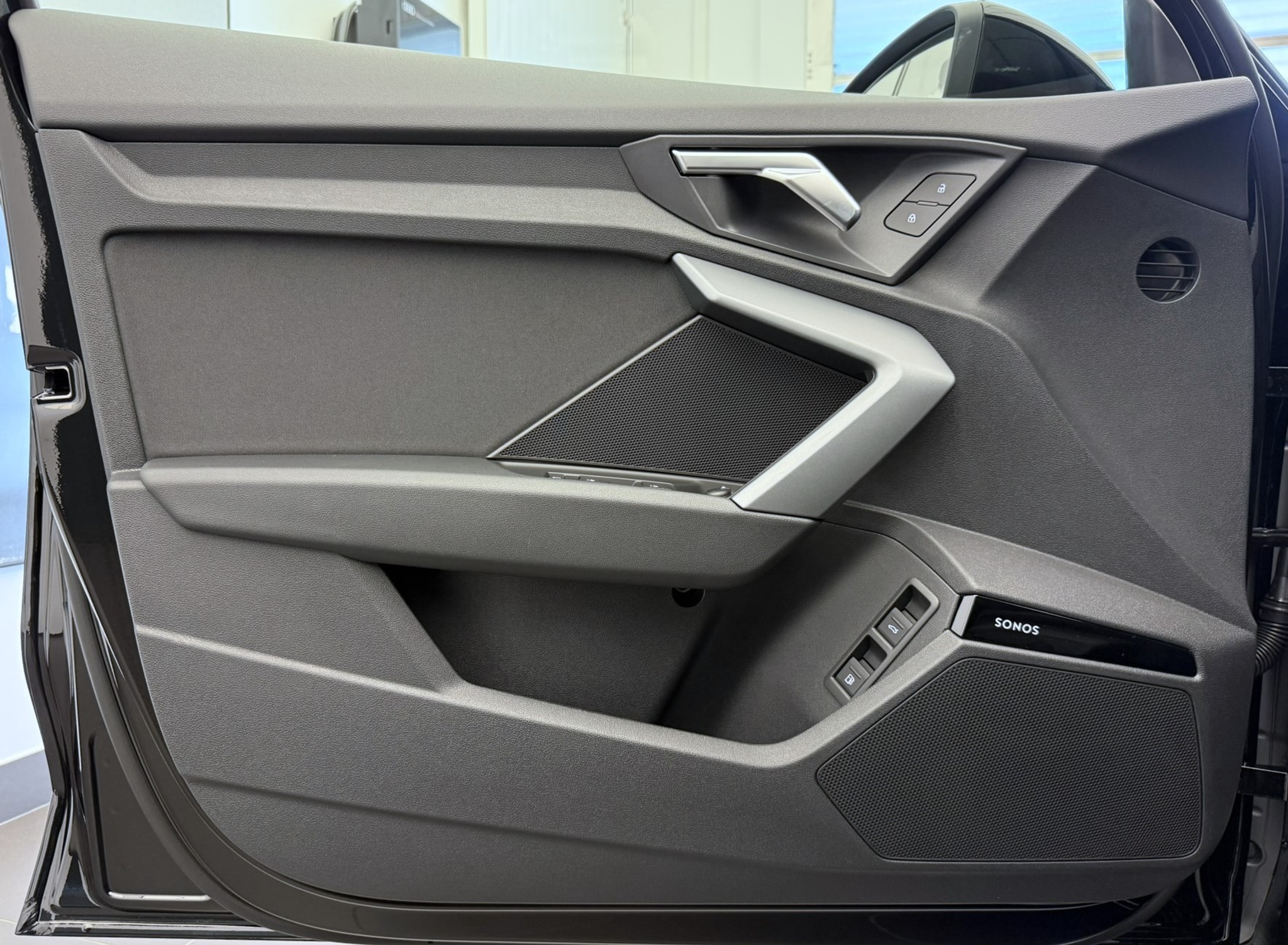 listing desktop thumbnail image 3