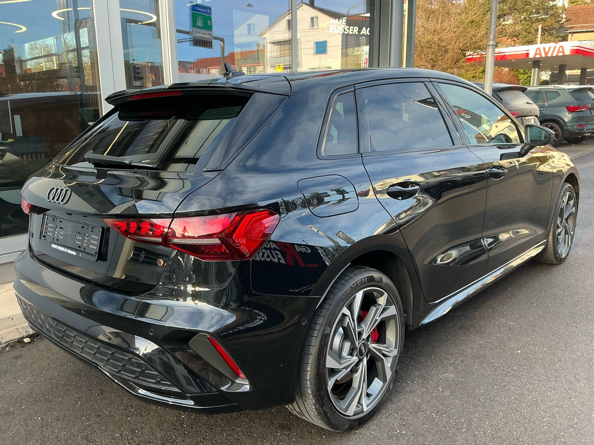 listing desktop thumbnail image 3