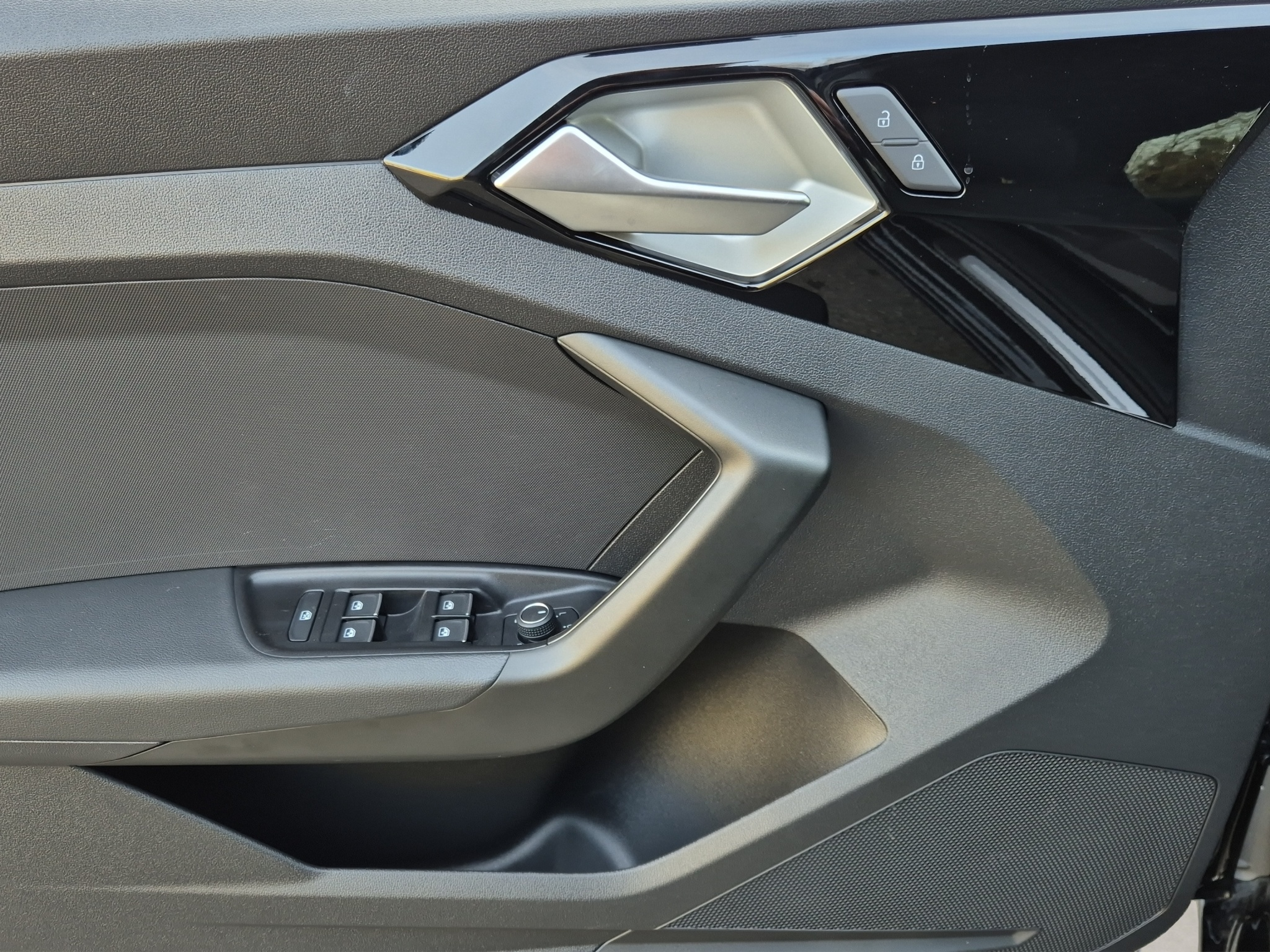 listing desktop thumbnail image 12