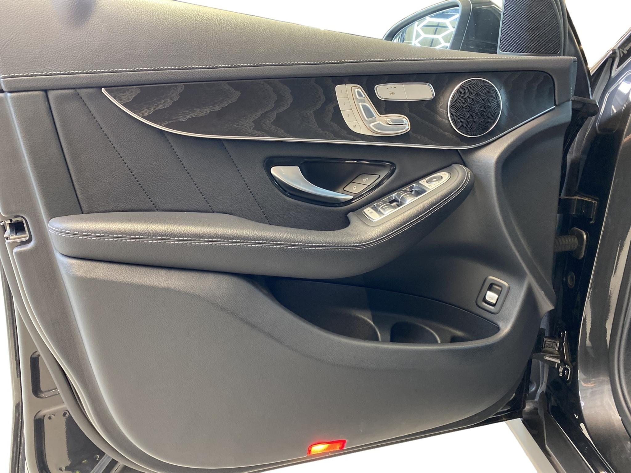 listing desktop thumbnail image 9