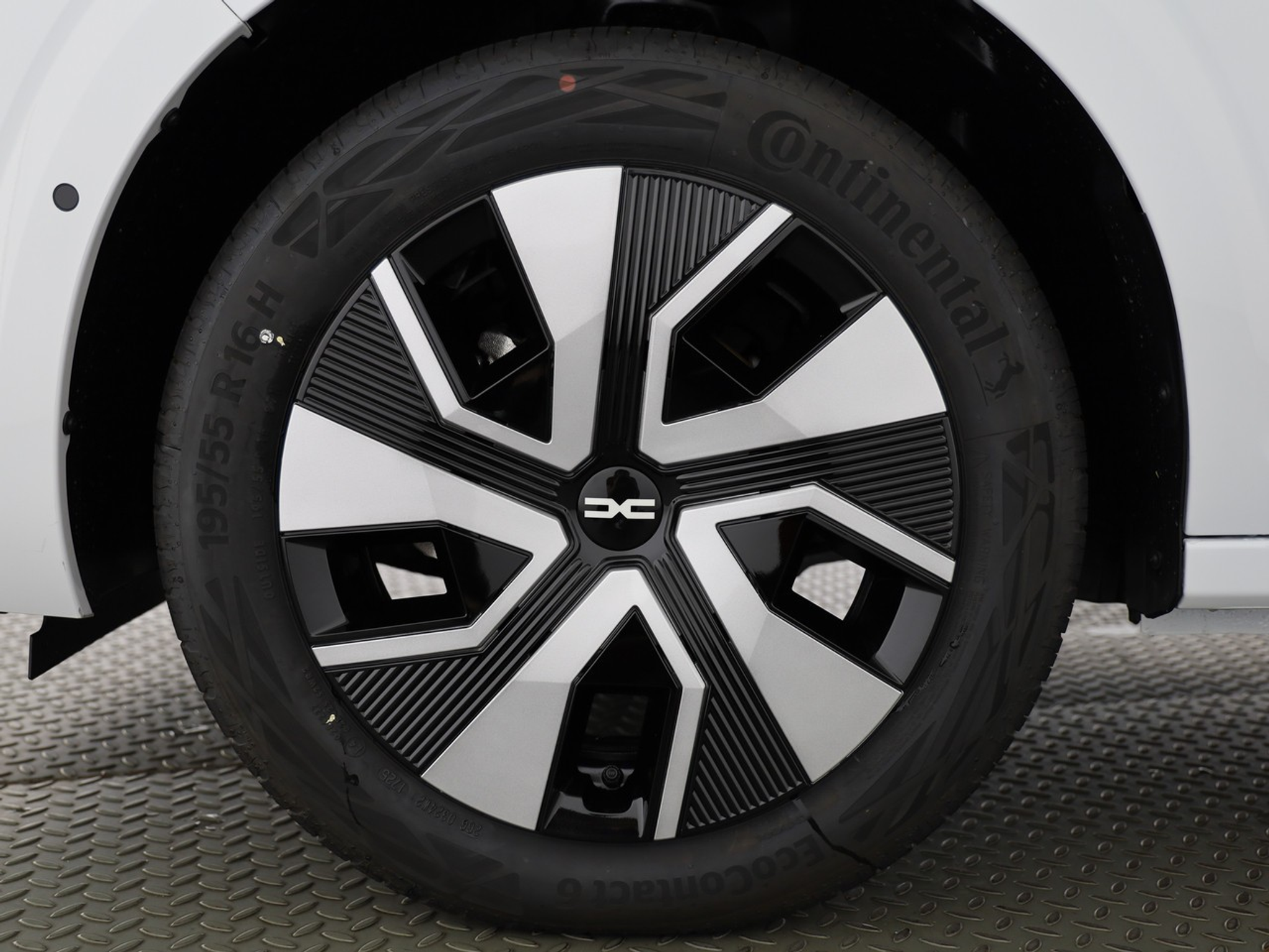 listing desktop thumbnail image 3