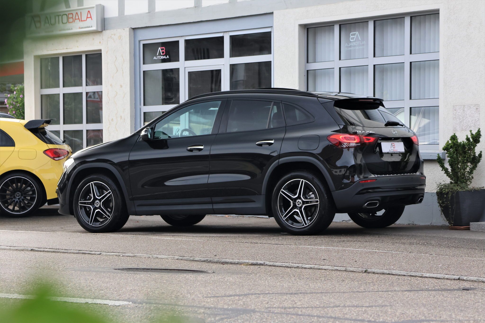 listing desktop thumbnail image 3