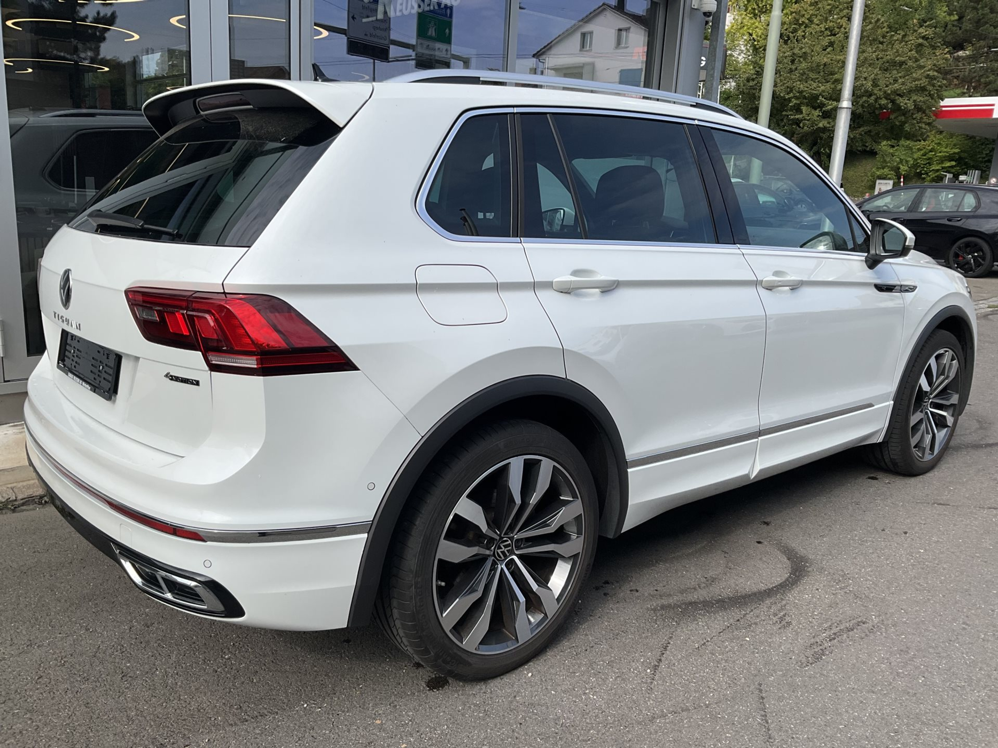 listing desktop thumbnail image 3