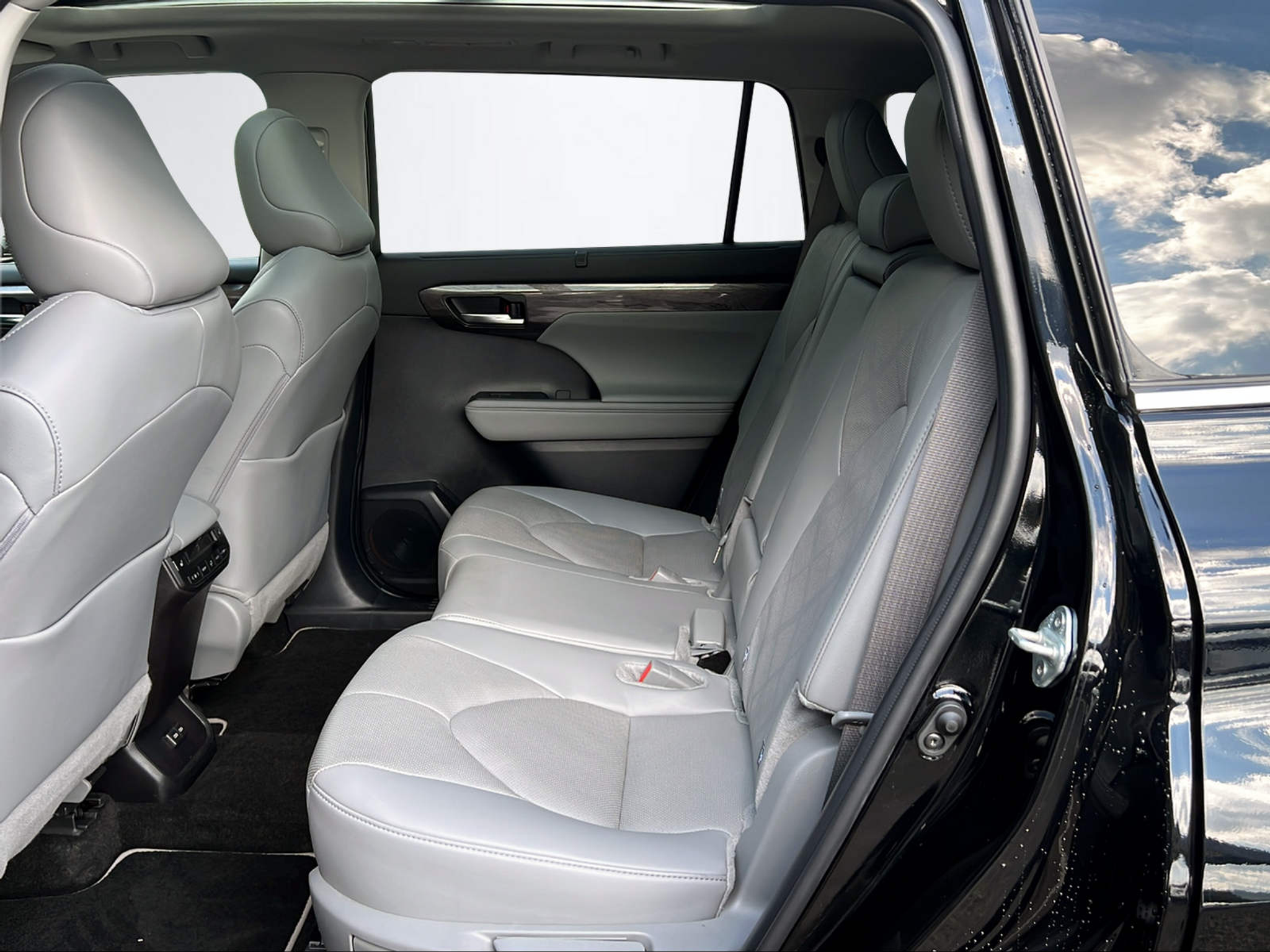 listing desktop thumbnail image 10