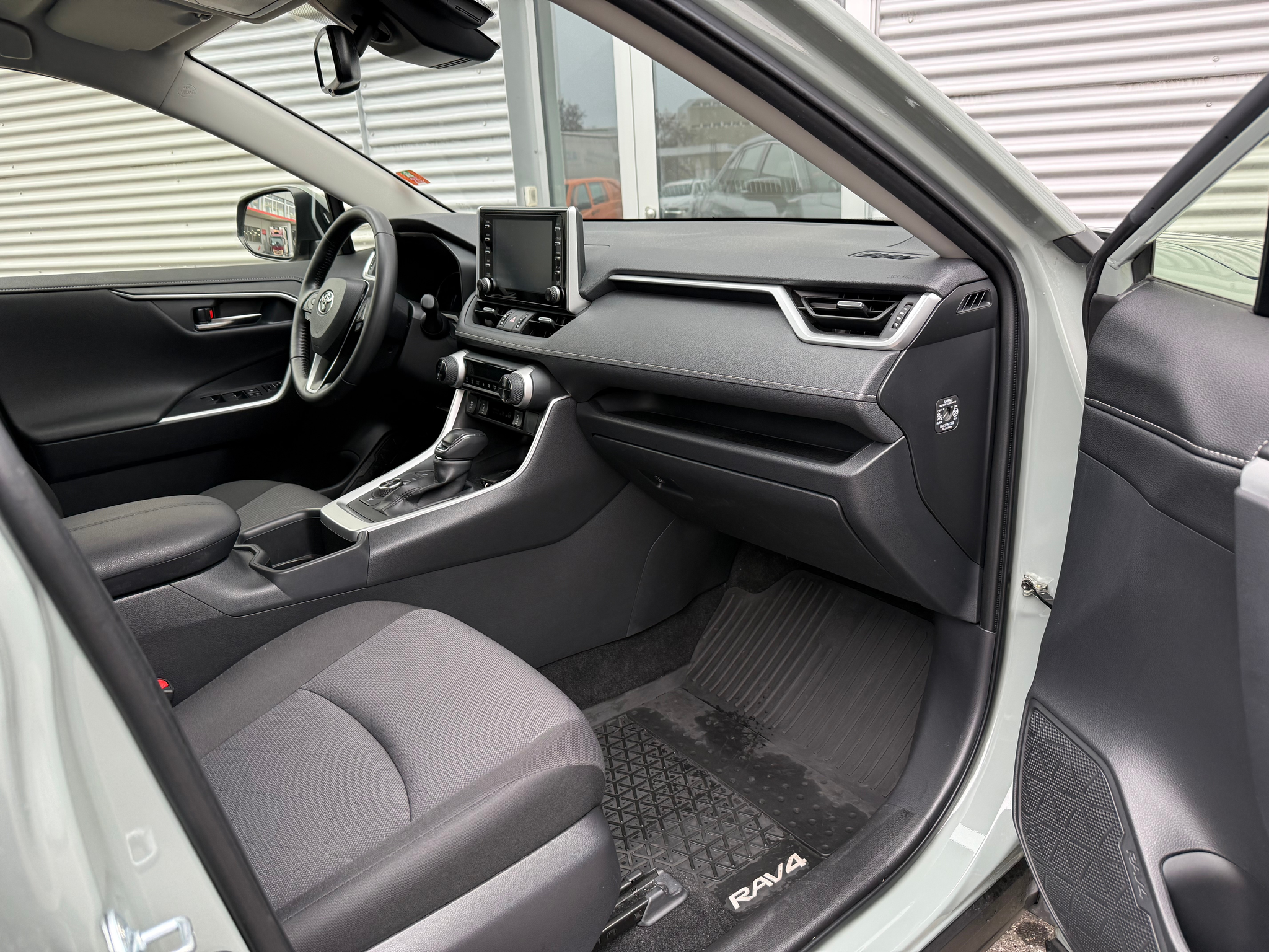 listing desktop thumbnail image 4