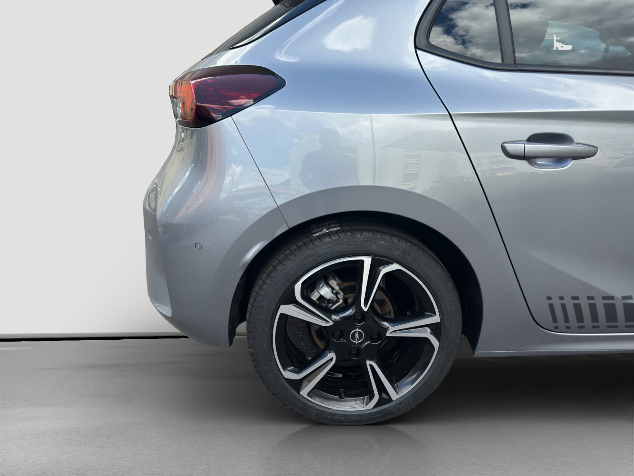 listing desktop thumbnail image 4