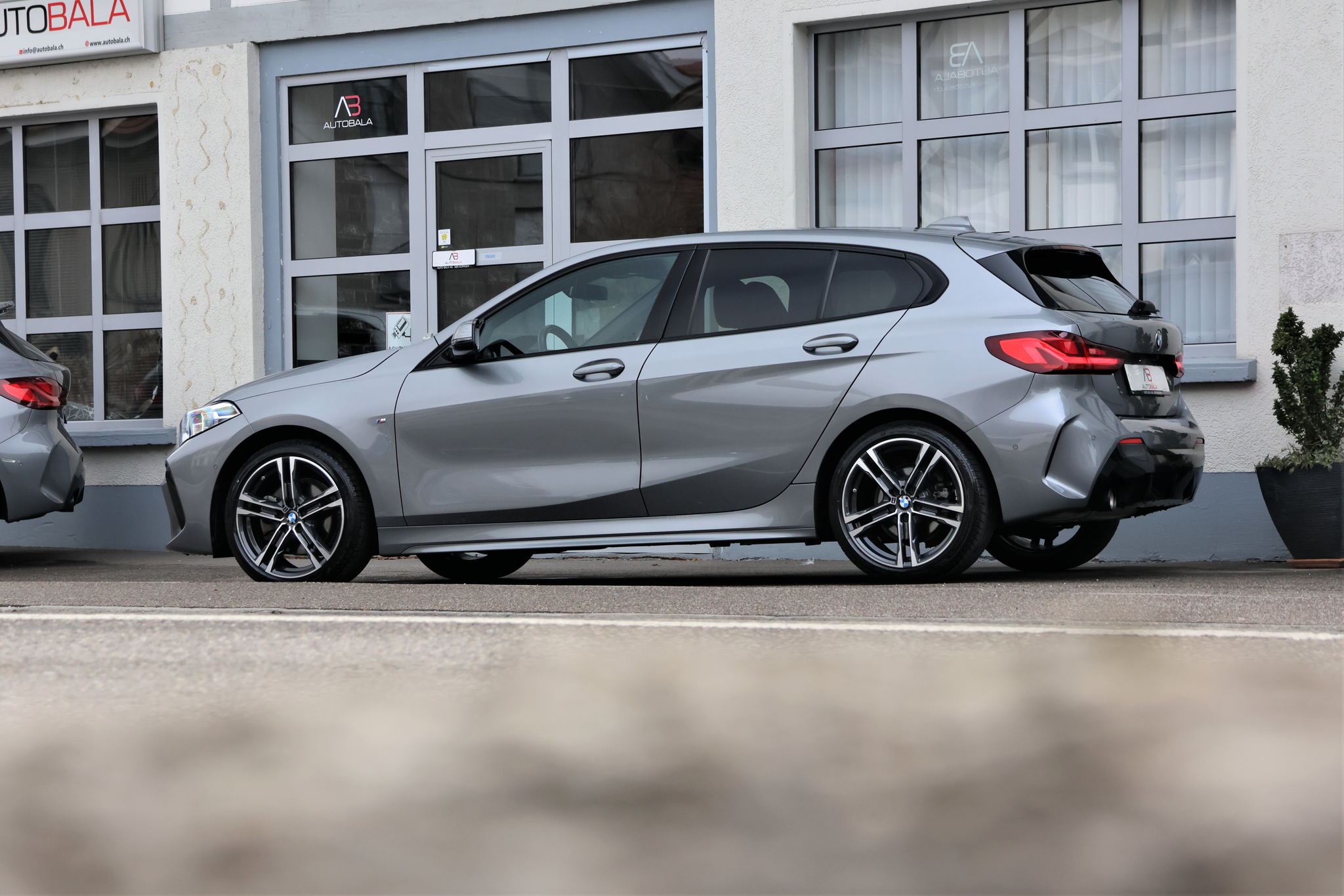 listing desktop thumbnail image 3