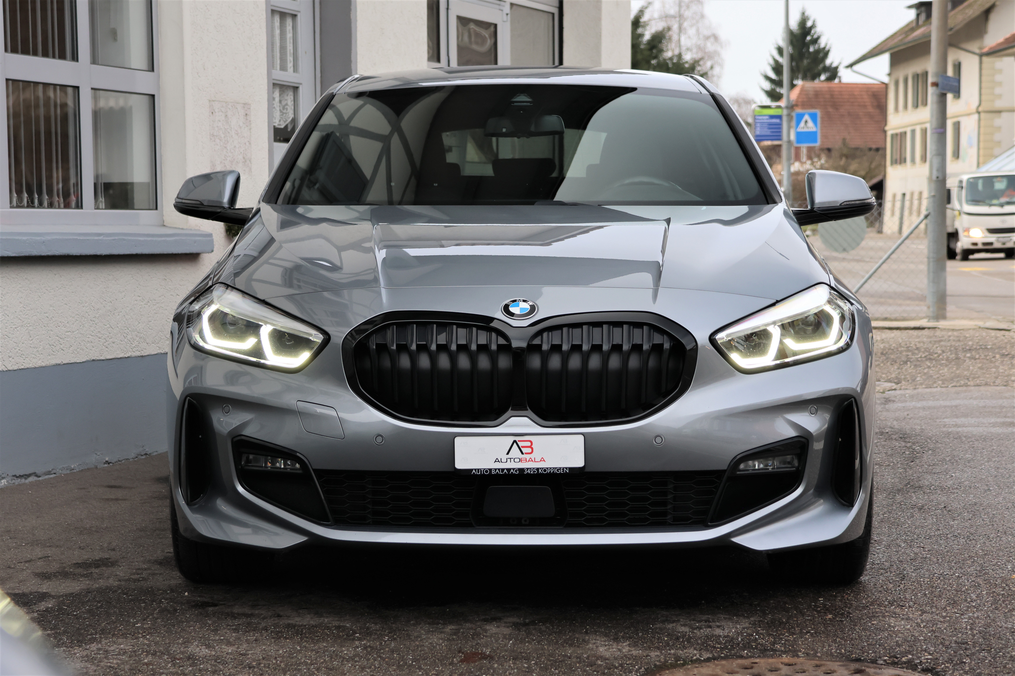 listing desktop thumbnail image 1