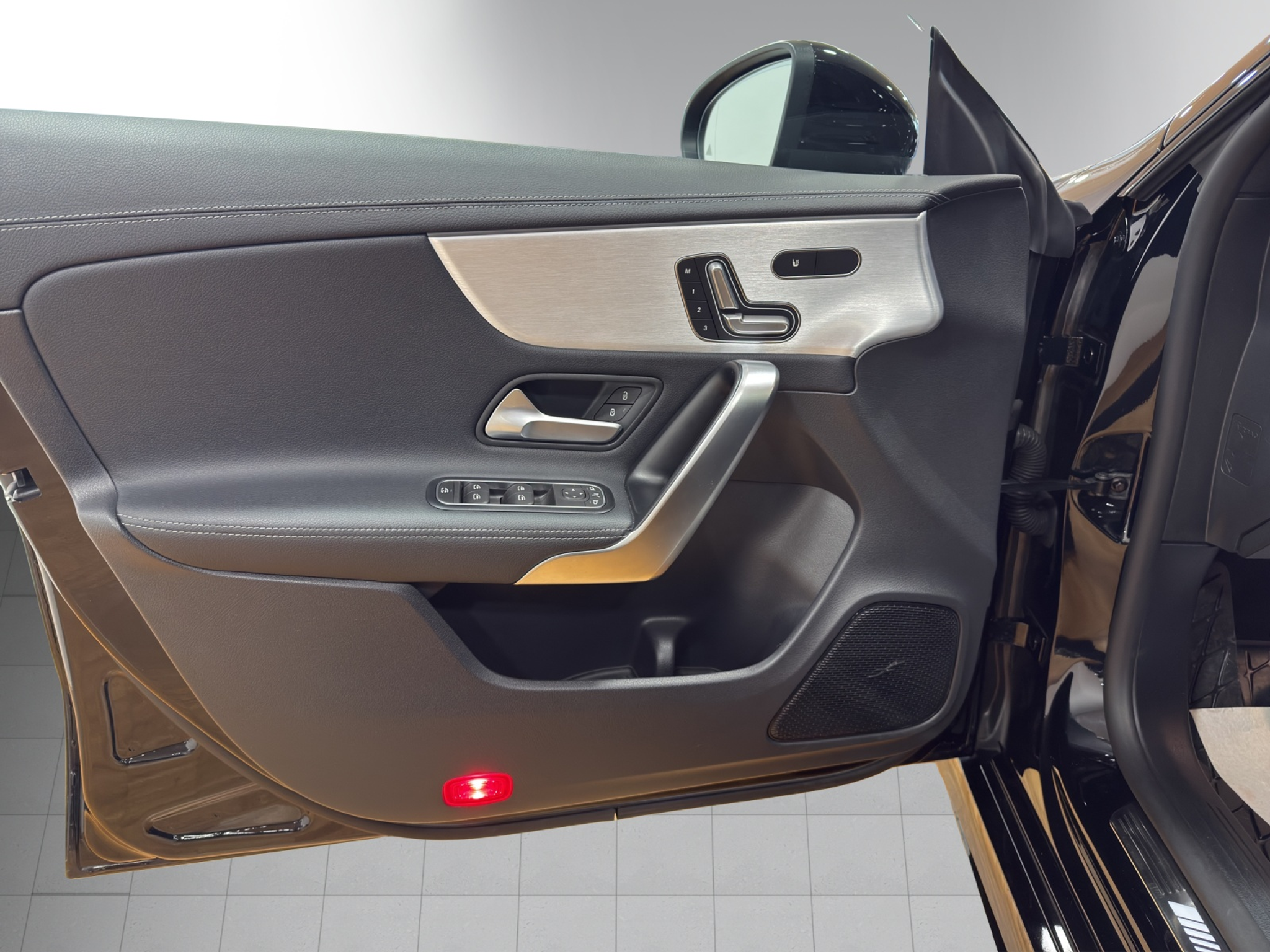 listing desktop thumbnail image 4