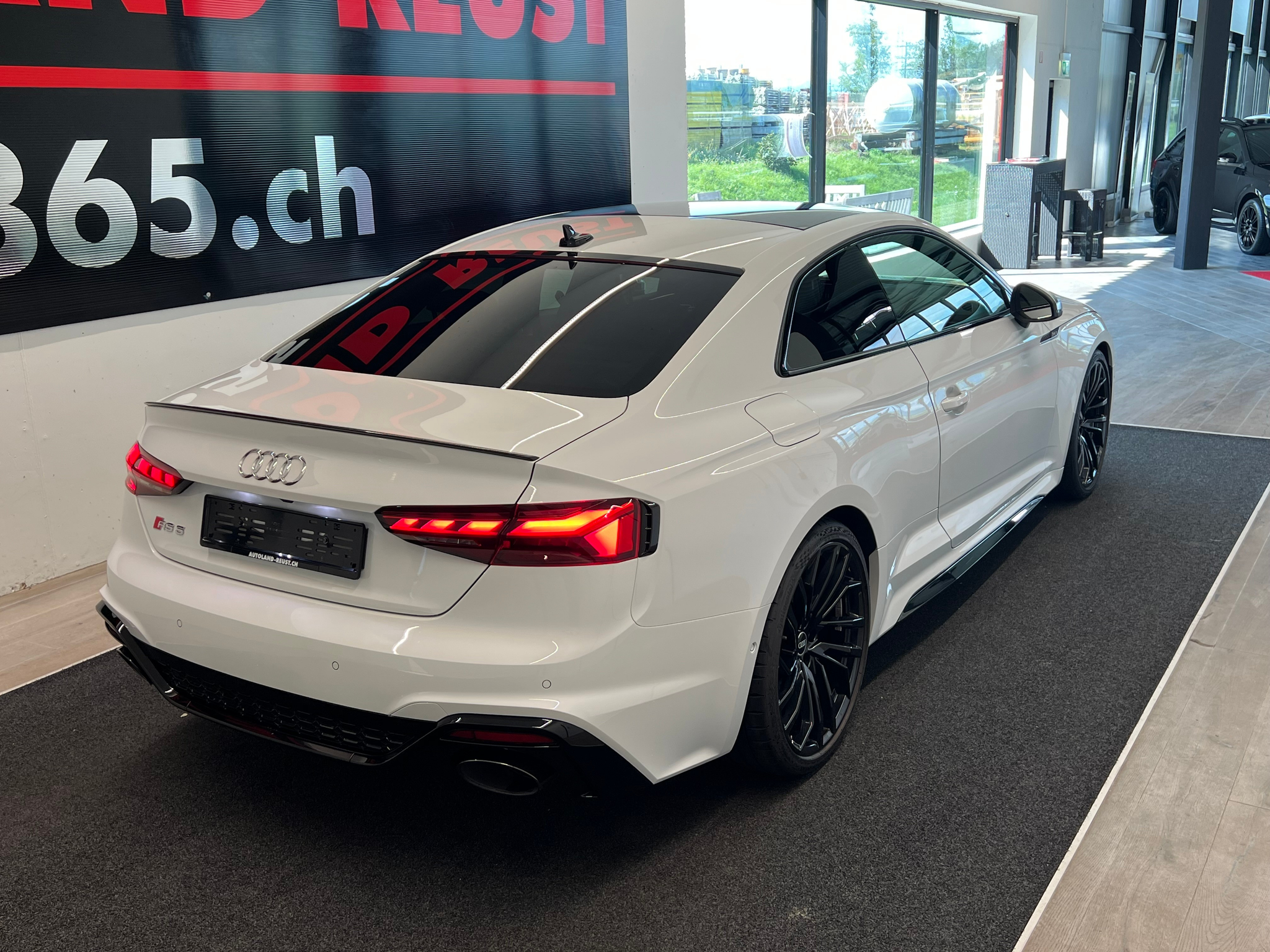 listing desktop thumbnail image 7