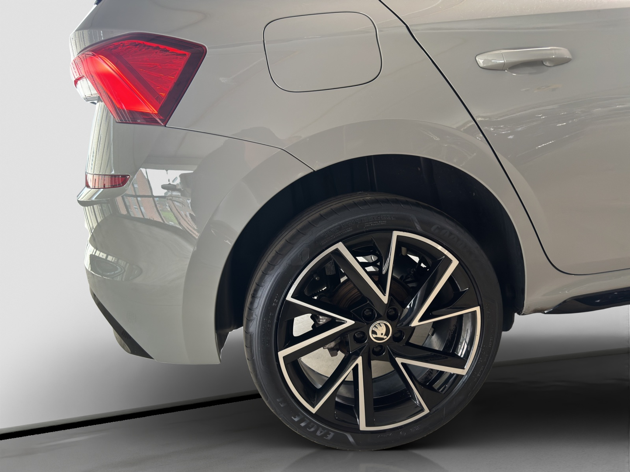 listing desktop thumbnail image 4