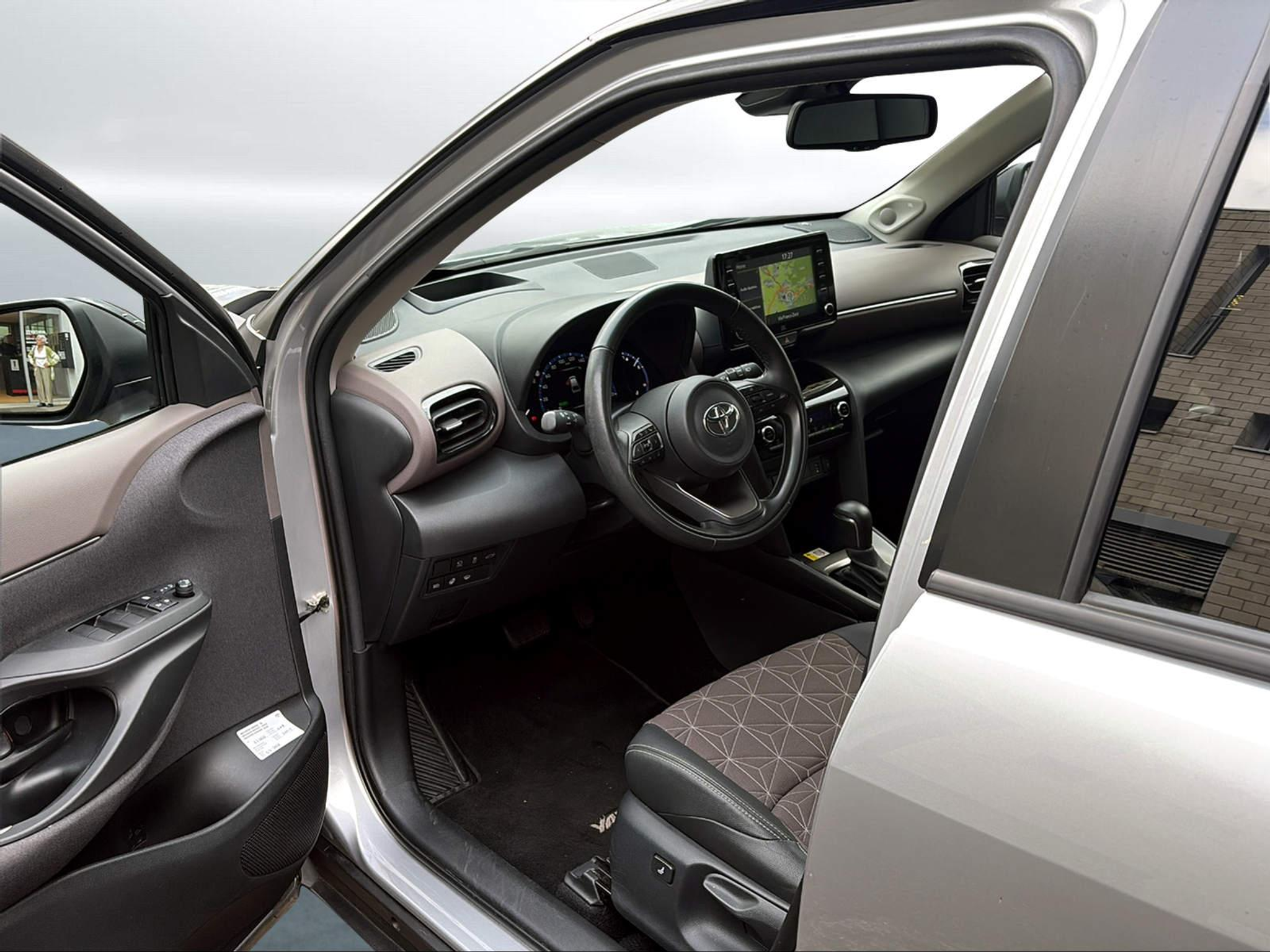 listing desktop thumbnail image 4