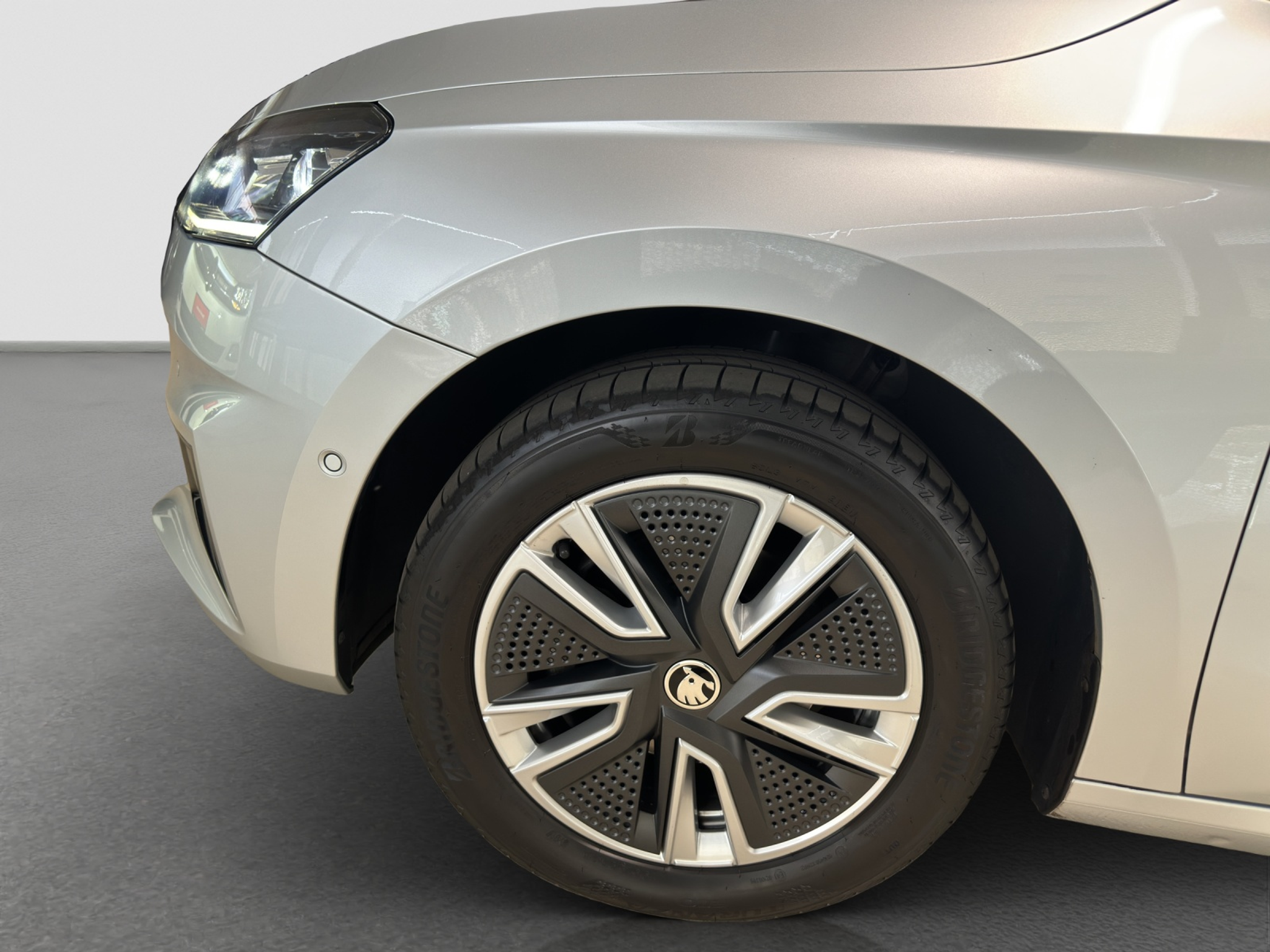 listing desktop thumbnail image 4