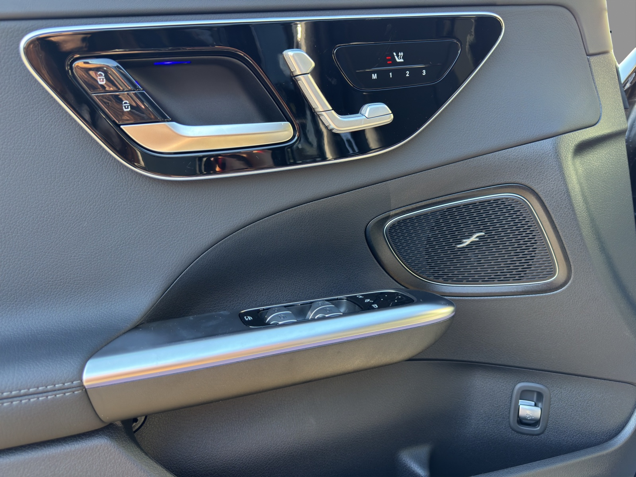 listing desktop thumbnail image 12