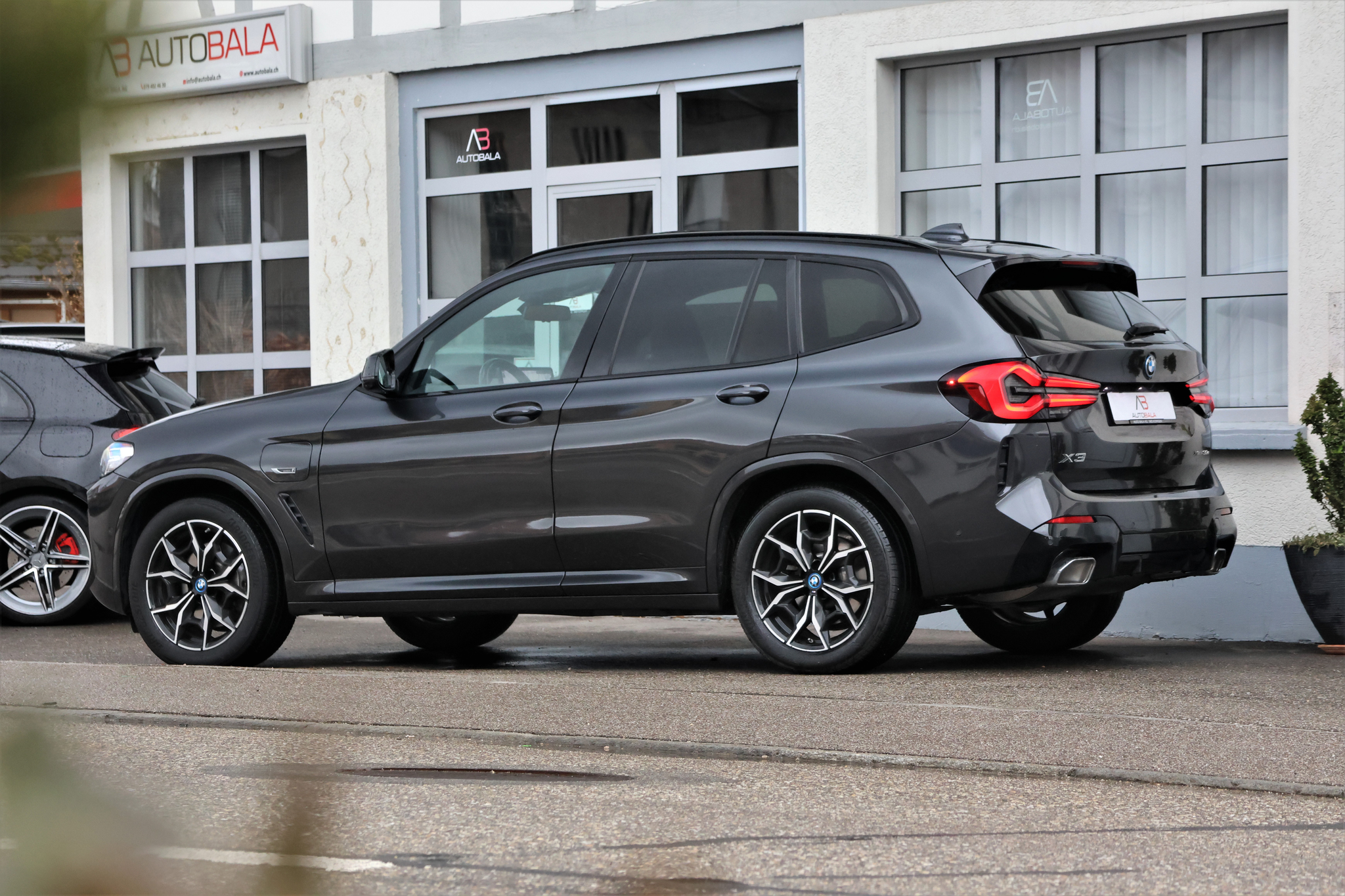 listing desktop thumbnail image 4